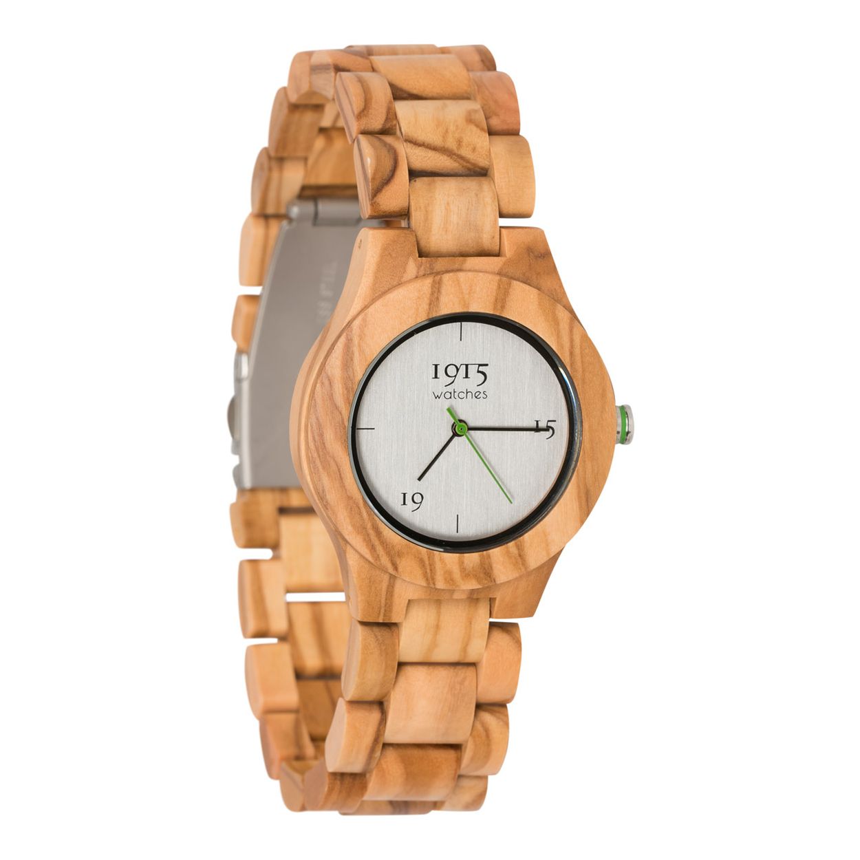 1915 watches is de nieuwe kleur uit de bollenstreek. Het merk is opgericht door twee broers die vonden dat horloges anders konden. Zij besloten aan de keukentafel horloges te ontwerpen van unieke materialen en met opvallende minimalistische wijzerplaten.
De 1915 watch Lady Milano green is een dames horloge gemaakt van het karaktervolle Olijfhout. Olijfhout wordt gekenmerkt door de brede nerven en de lichte grijze waas over het hout.?De wijzerplaat is gemaakt van geborsteld aluminium wat voor een moderne look zorgt en mooi contrasteert met het olijfhout. De kleur groen komt in dit horloge als mooi detail terug in de seconde wijzer en op het kroontje. Op de kop van het kroontje is een olijfblad gegraveerd.
De diameter van de horlogekast is 38mm. De breedte van de horlogeband is 21mm. De band kan ingekort worden door er schakels uit te halen.
