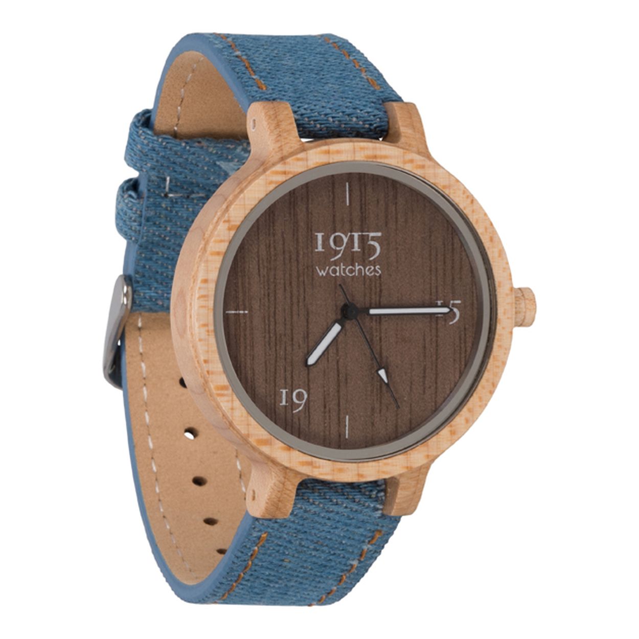 Het merk 1915 watches is opgericht door de Bollenstreek broers Johnny & Robert Spies.?Zij vonden dat horloges anders konden. En besloten aan de keukentafel duurzame horloges te ontwerpen van unieke materialen en met opvallende minimalistische wijzerplaten. Met dit idee hebben de broers een de kleurrijke omgeving waar ze opgroeide kunnen verwerken in prachtige nieuwe producten.
De 1915 watch lady Denim RAW is een stoer en Uniek dameshorloge. En het enige houten dameshorloge met een stoere RAW denim band.?De kast van het horloge is gemaakt van Esdoornhout. Een lichte houtsoort met een mooie warme nerf structuur. De wijzerplaat is gemaakt van warm walnoothout wat een mooi contrast vormt met het hout van de horlogekast.
De diameter van de horlogekast is 38mm. De breedte van de horlogeband is 16mm.?Met een gewicht van 13 gram is dit ons lichtste dames horloge!