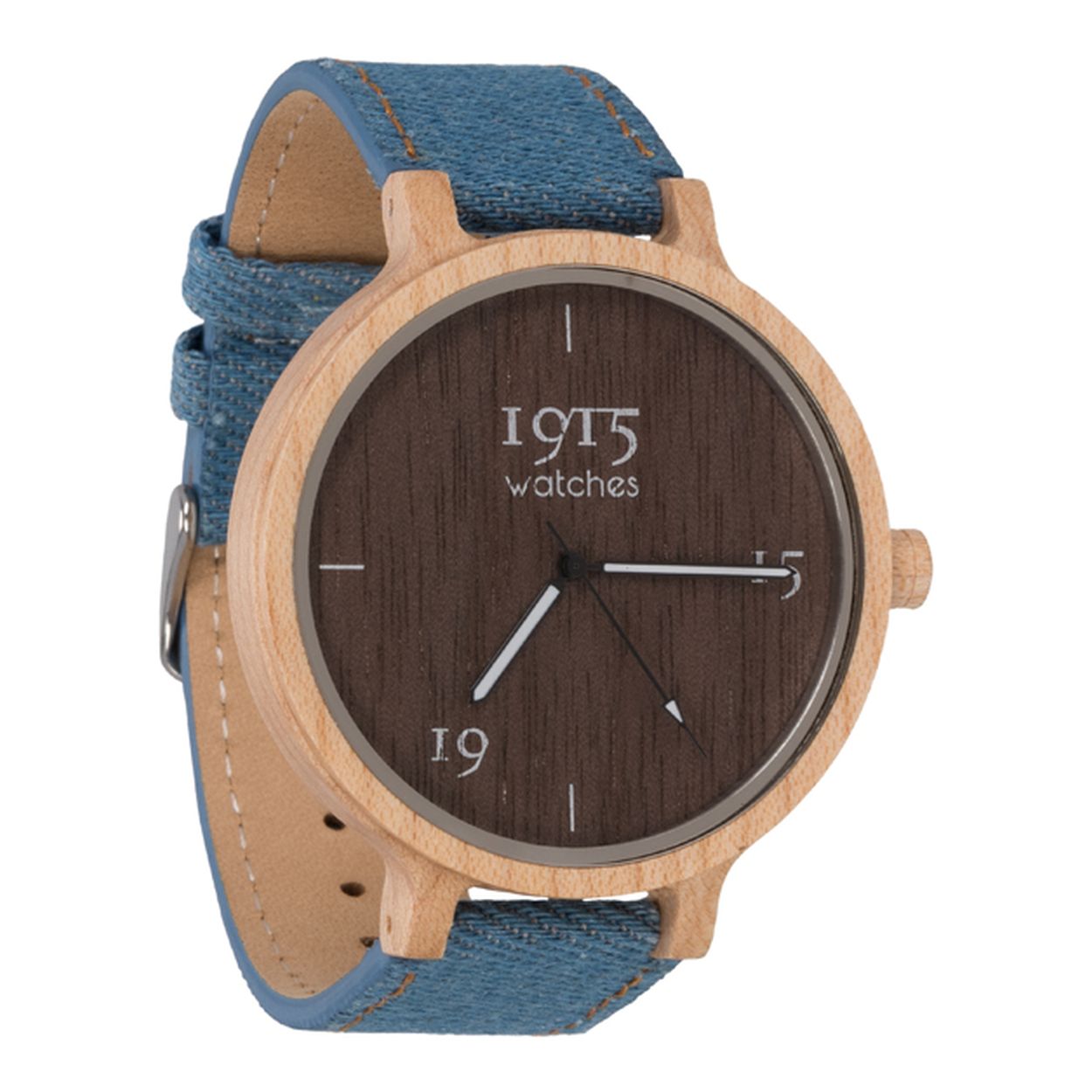 Het merk 1915 watches is opgericht door de Bollenstreek broers Johnny & Robert Spies. Zij vonden dat horloges anders konden. En besloten aan de keukentafel duurzame horloges te ontwerpen van unieke materialen en met opvallende minimalistische wijzerplaten. Met dit idee hebben de broers een de kleurrijke omgeving waar ze opgroeide kunnen verwerken in prachtige nieuwe producten.
De 1915 watch men Denim RAW is een stoer en Uniek herenhorloge. En het enige houten herenhorloge met een stoere RAW denim band.?De kast van het horloge is gemaakt van Esdoornhout. Een lichte houtsoort met een mooie warme nerf structuur. De wijzerplaat is gemaakt van warm walnoothout wat een mooi contrast vormt met het hout van de horlogekast.
De diameter van de horlogekast is 46mm. De breedte van de horlogeband is 21mm.?Met een gewicht van 15 gram is dit ons lichtste horloge ooit!