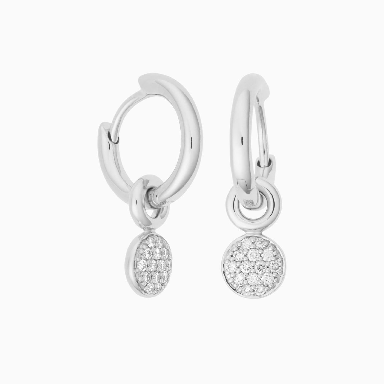 Joy mini pastilles met witte diamant aan losse oorringen. Klein luxe accent in het oor, nooit teveel, altijd zichtbaar.