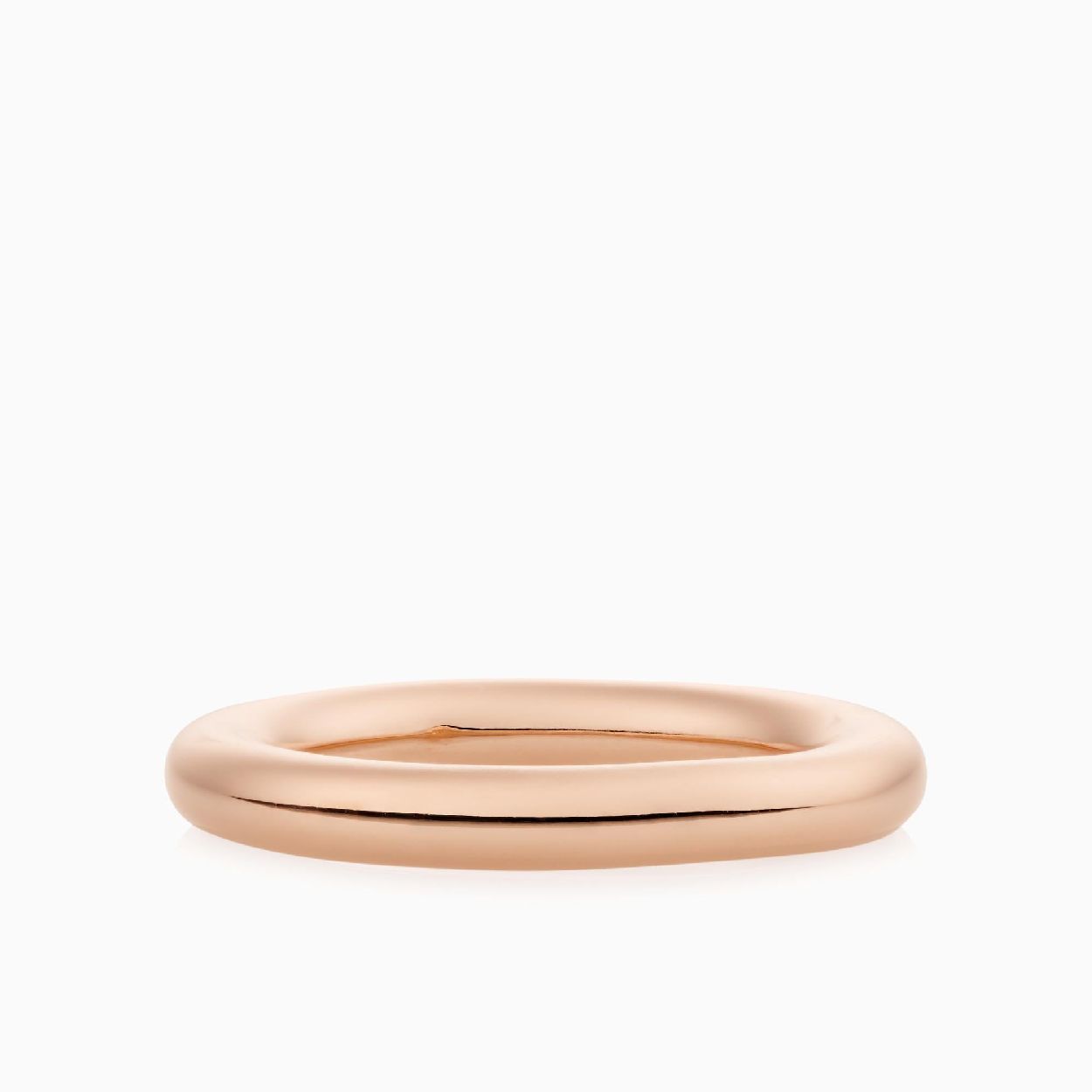 Deze Stax ring van Bron is gemaakt van achttien karaats roségoud en heeft een glanzende, strakke afwerking zonder edelstenen of versieringen, heel minimalistisch en tijdloos. Het referentienummer van dit sieraad is 8RR4395.