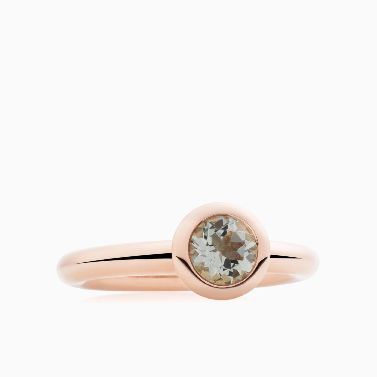 Een levendige facet geslepen edelsteen ingepakt in een gladde gouden rand. Door de bescheiden afmeting een leuk accent bij een grotere ring met cabochon steen.

Materiaal: rosegoud
Steensoort: lemonquartz
