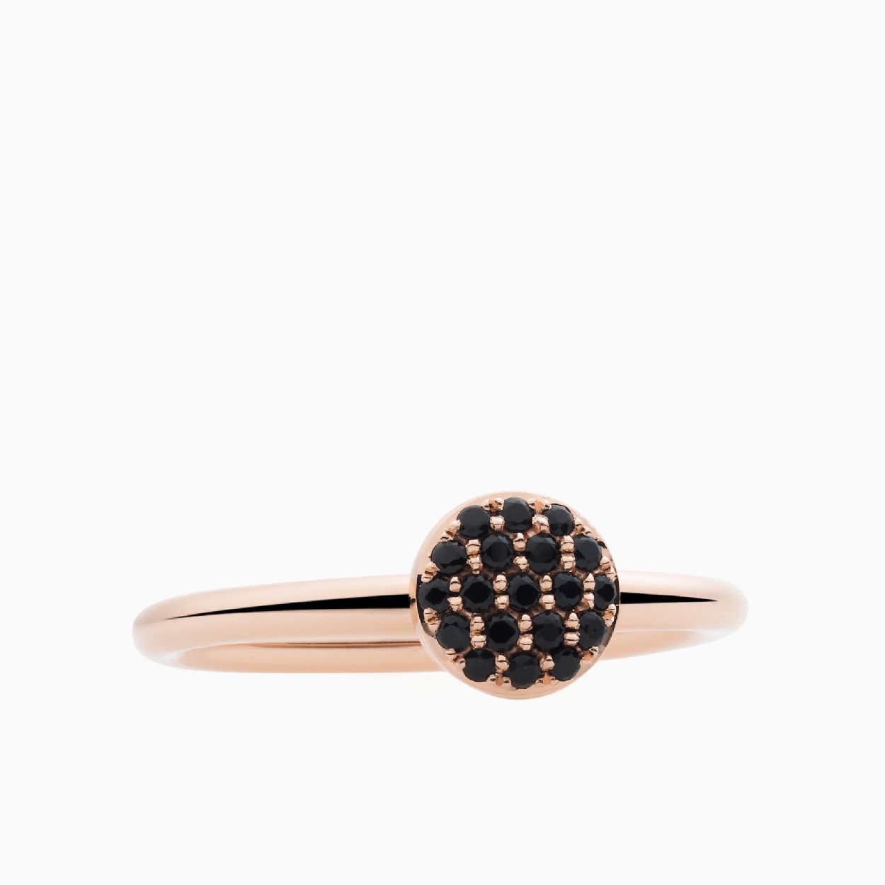 De Stardust serie wordt ook gemaakt met diverse kleuren saffier. Zwart saffier maakt zelfs de kleinste ring een beetje stoer.