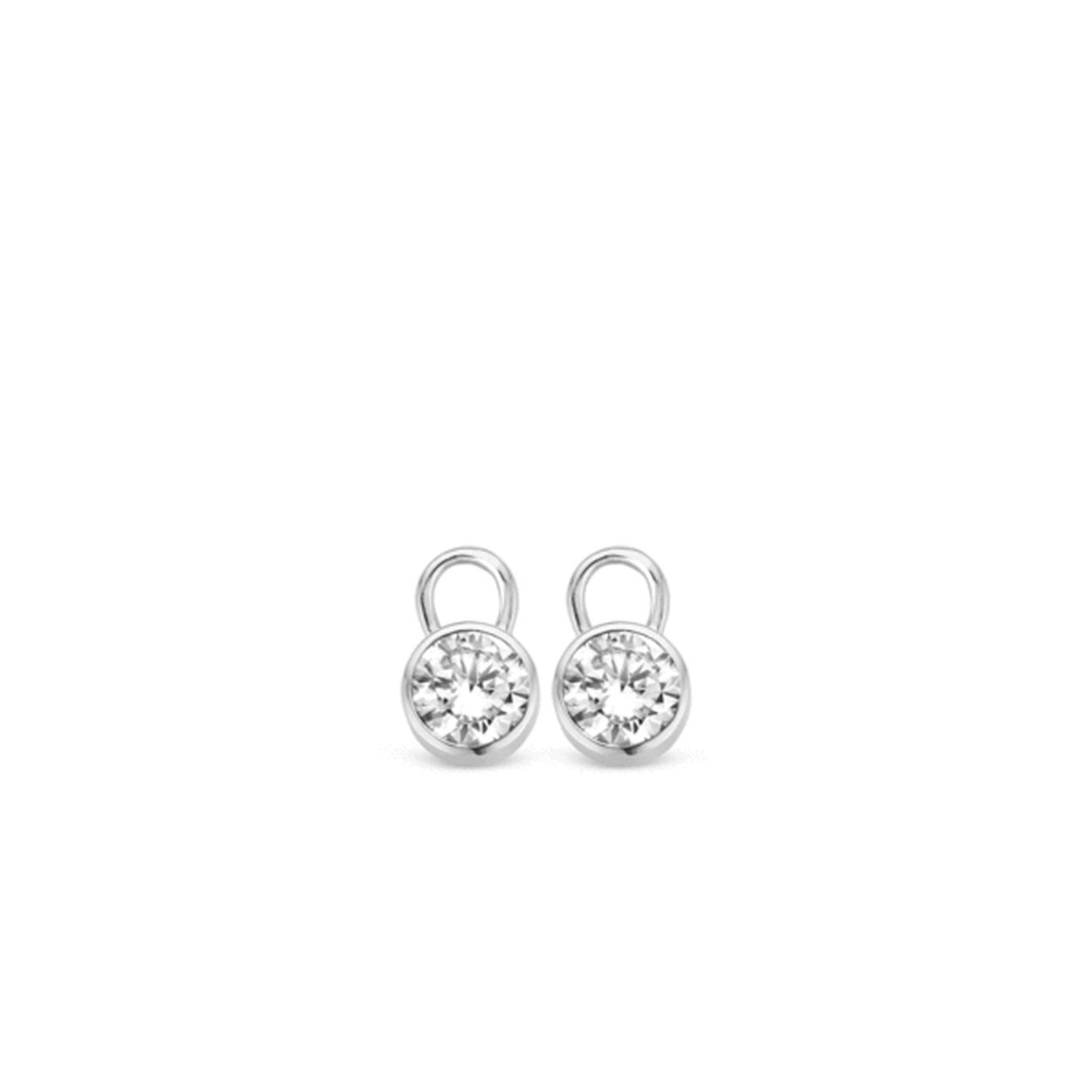 Deze witte TI SENTO - Milano oorbedels zijn een basic in je sieradenkist. Het gerhodineerd sterling zilver vormt de gladomzetting waarin de briljant geslepen witte zirkonia's met de hand zijn gezet. Aan een TI SENTO creool gehangen zijn deze bedels een casual toevoeging aan het oorsieraad. De oorbedels geven iedere outfit iets extra's.