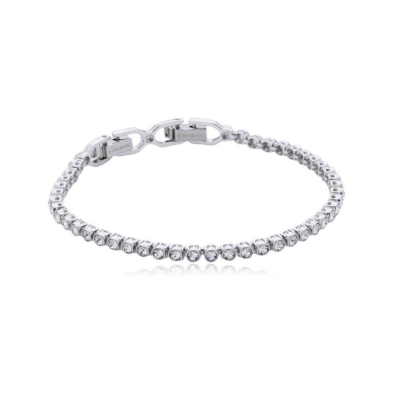 Een klassieke armband met een glans die boekdelen spreekt! Dit delicate snoer met heldere kristallen in een bezelzetting aan een rodium-vergulde armband is zeer sierlijk en minimalistisch qua look. Hij maakt echter een opvallend statement van pure elegantie. Hij heeft een veilige vouwsluiting en is bevestigd aan een verlenger.