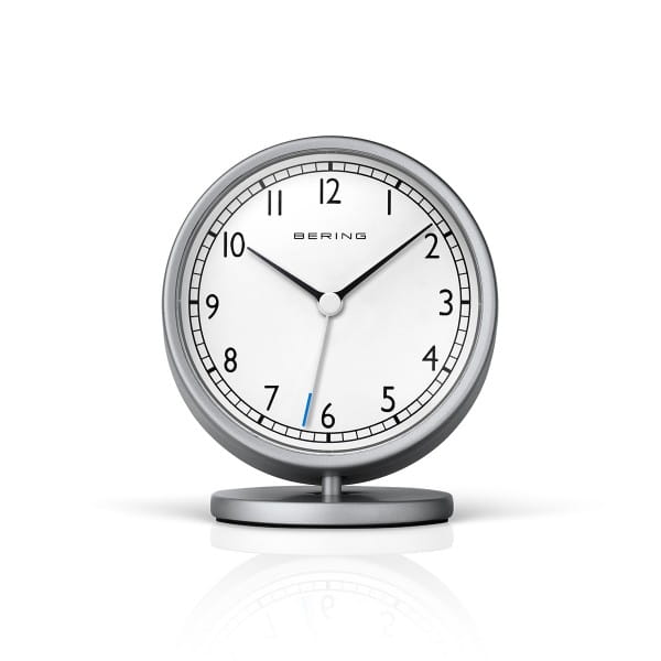 Deze wekker is van het merk Bering. De klok is zilver van kleur en is gemaakt van Edelstaal.