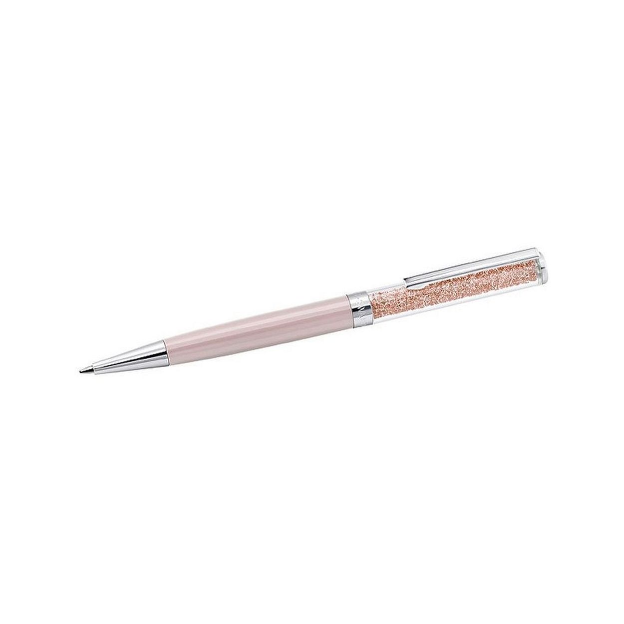Voeg een sprankeling toe aan dagelijkse taken met deze vintage roze balpen gevuld met delicate roze kristallen voor extra elegantie. Accenten van verchroomd metaal en een clip maken dit vrouwelijke ontwerp af. De pen wordt in een etui geleverd en is een uitstekend cadeau voor elke gelegenheid. De hoogwaardige inktcartridge is eenvoudig te vervangen: open de pen in het midden door hem te draaien.

