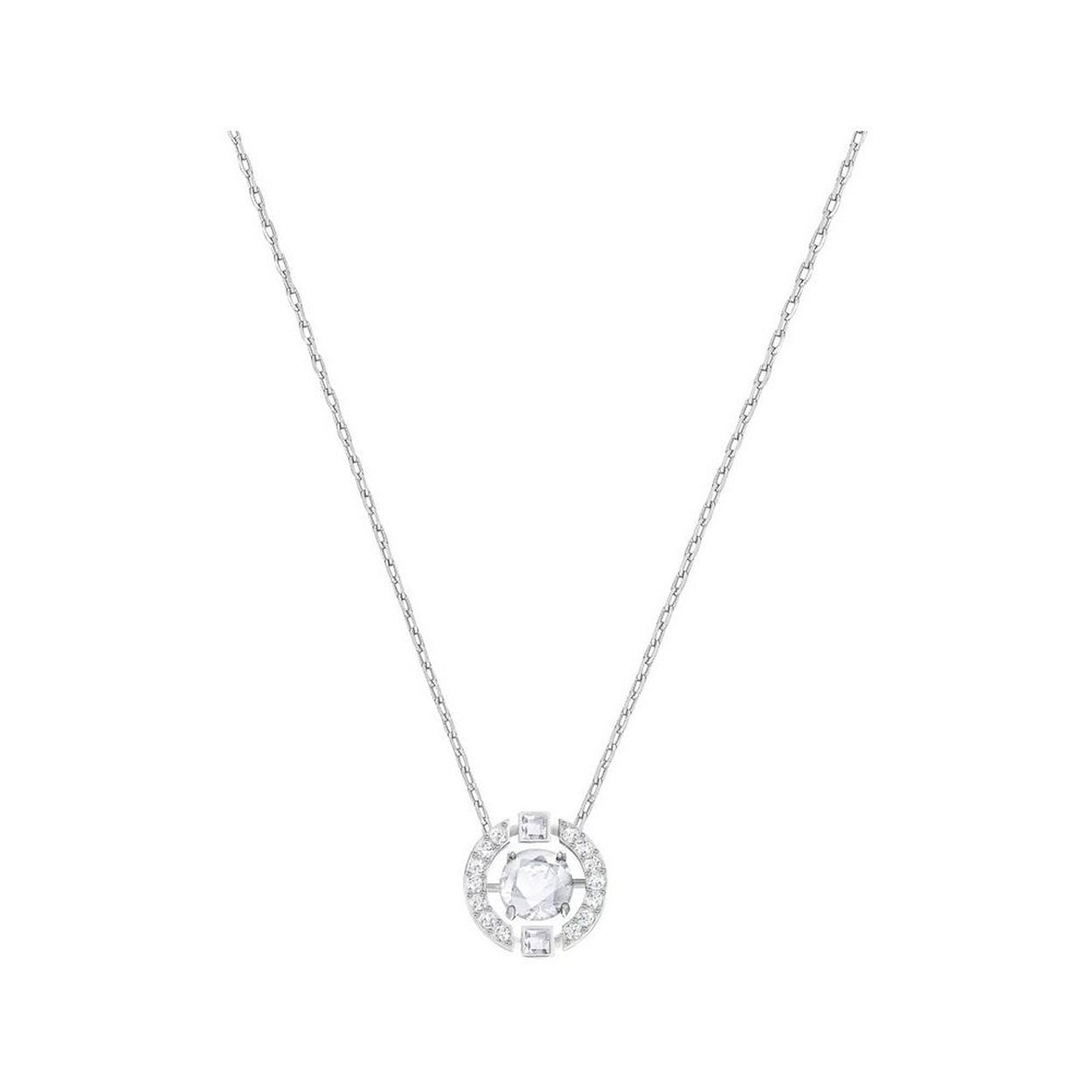 Deze ketting is geïnspireerd op het idee van een ‘dansend kristal’ en bevat een ronde steen die zweeft in een metalen kooi verfraaid met kristallen pavé. De ketting is een essentiële toevoeging aan elk sieradenkistje en geeft een speelse sprankeling aan je stijl voor overdag. De ketting heeft een rodium toplaag.