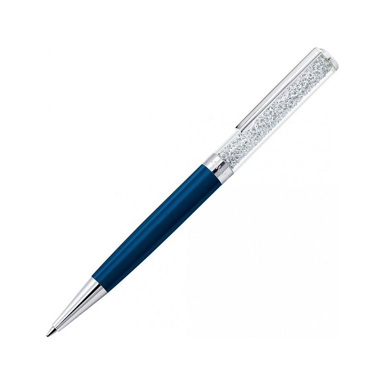 Voeg een vleugje sprankeling toe aan dagelijkse taken met deze nieuwe en verfijnde editie van onze Crystalline-balpen, gevuld met heldere kristallen. De pen wordt geleverd in een elegant etui en bevat een donkerblauw gelakt metalen reservoir, een verchroomde metalen clip en twee Swarovski-logo's rondom het middenstuk. De hoogwaardige inktvulling van de balpen kan worden vervangen. Een perfect cadeau.
