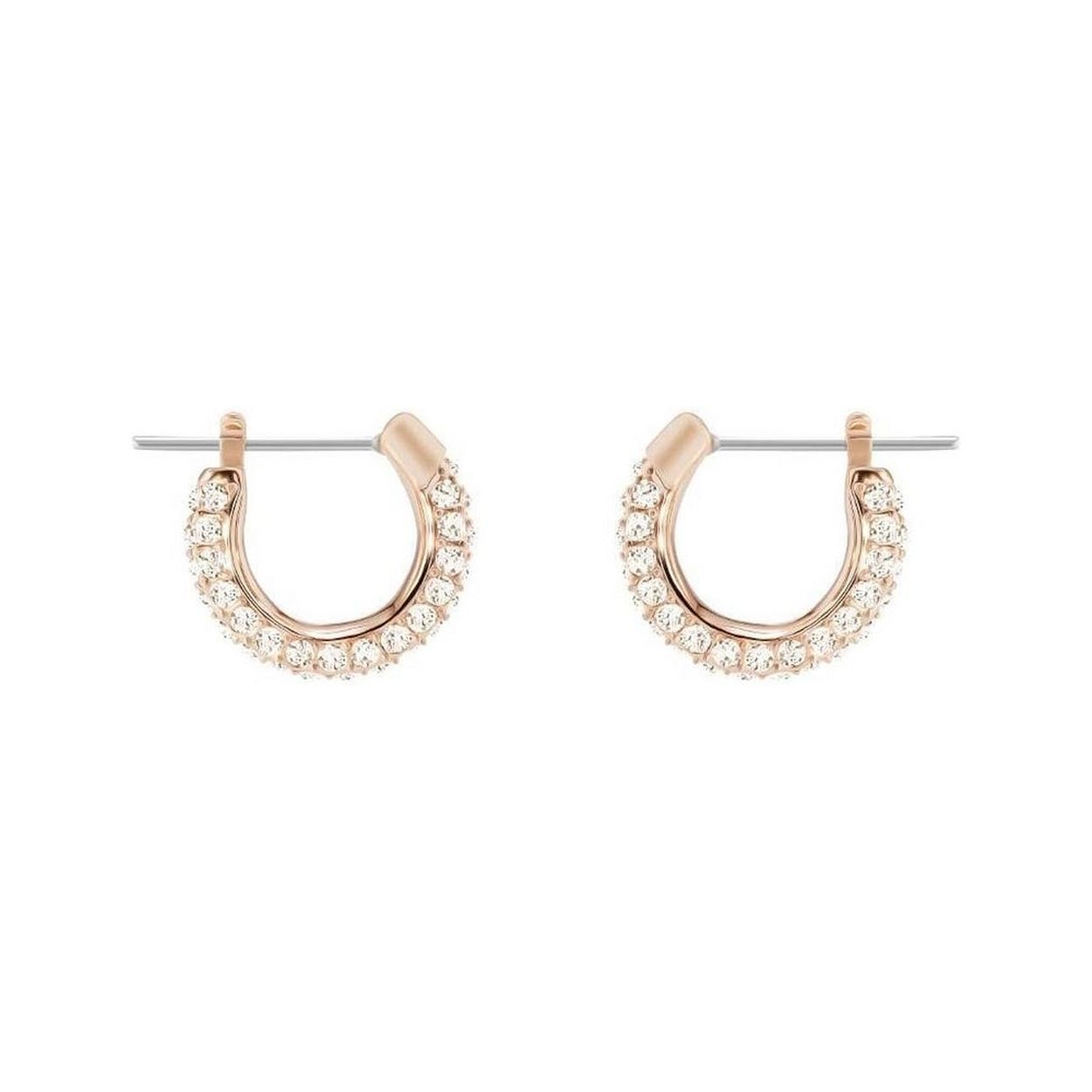 Een perfecte essential voor je collectie. Deze steekoorringen van ros&eacute;goud-verguld metaal glinsteren stralend met goudkleurig pav&eacute;. Een minimalistische look die afzonderlijk kan worden gedragen of gestyled om onderdeel te worden van een meer extravagante samenstelling. Ze zijn op elk moment van de dag te dragen en gemakkelijk te combineren met elke outfit.