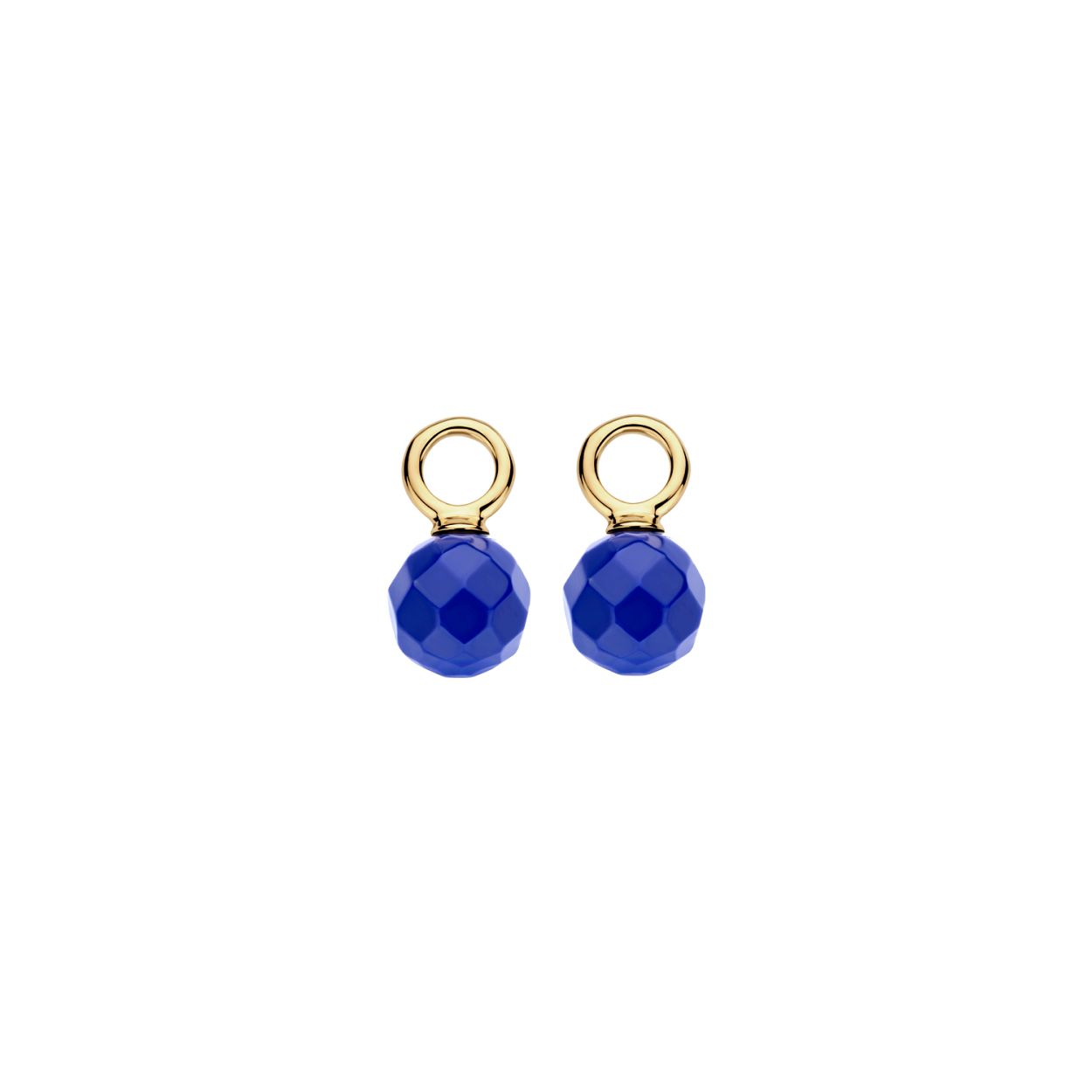 Stylish en speels zijn deze 14k geelgouden oorbedels met facetgeslepen lapis lazuli. De doorsnede van de steen is 6,5 mm en het oogje van 2,9 mm schuif je zo om een van de vele oorringen uit onze collectie. Leuk om te mixen en matchen met andere oorsieraden. 9046YLA