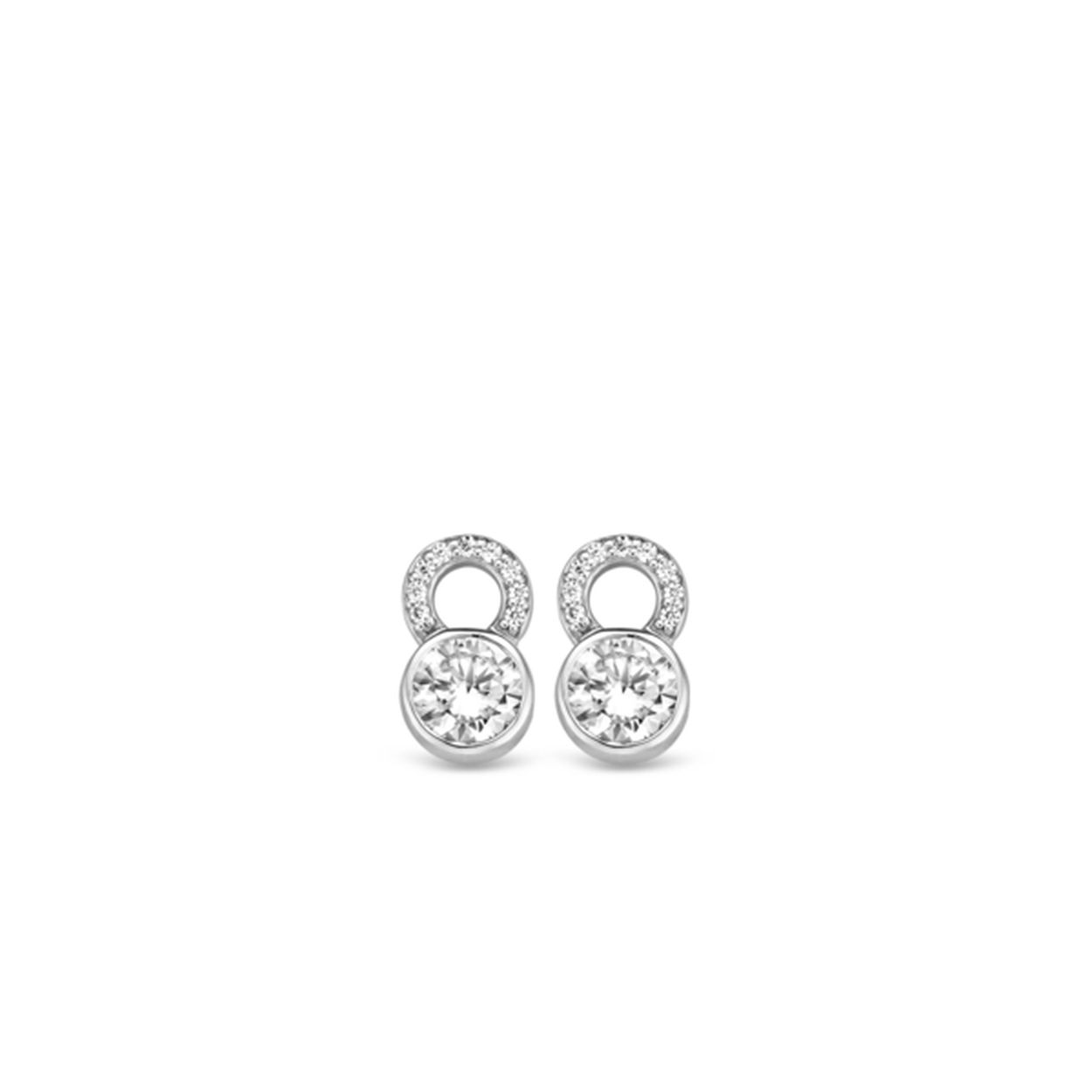 Het gerhodineerd sterling zilver van deze TI SENTO - Milano oorbedels vormt de gladomzetting waarin de briljant geslepen witte zirkonia's met de hand zijn gezet. Als verfijnd detail is het oog van de oorbel ook gezet met witte zirkonia's. Dit geeft de oorbedels extra schittering. Deze oorbedels zijn een basic in elke sieradenkist. Aan een TI SENTO creool gehangen vormen deze bedels een casual toevoeging aan het oorsieraad. Iedere outfit krijgt hiermee extra cachet.