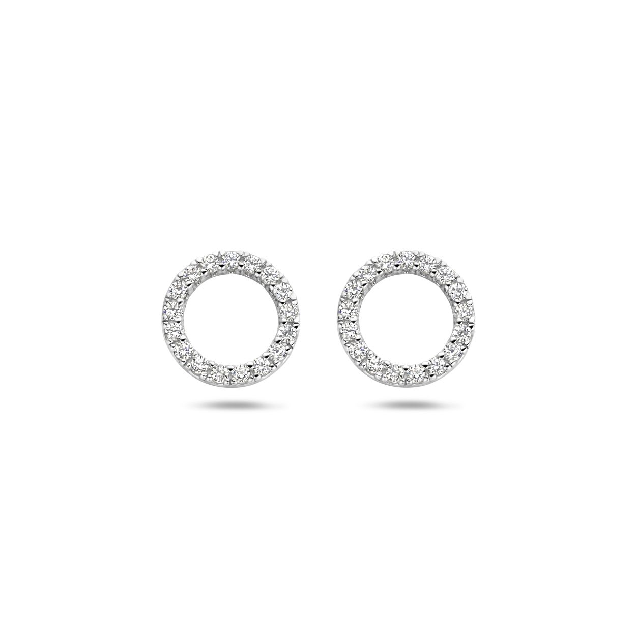 Deze met schitterende zirkonia’s bezette 14k witgouden oorbedels hebben een hoogte van 7,5 mm. Je schuift ze eenvoudig om een oorring met maximaal 4,5 mm doorsnede. De oorbedels zijn heel mooi te combineren met andere (oor)sieraden uit onze collectie. 