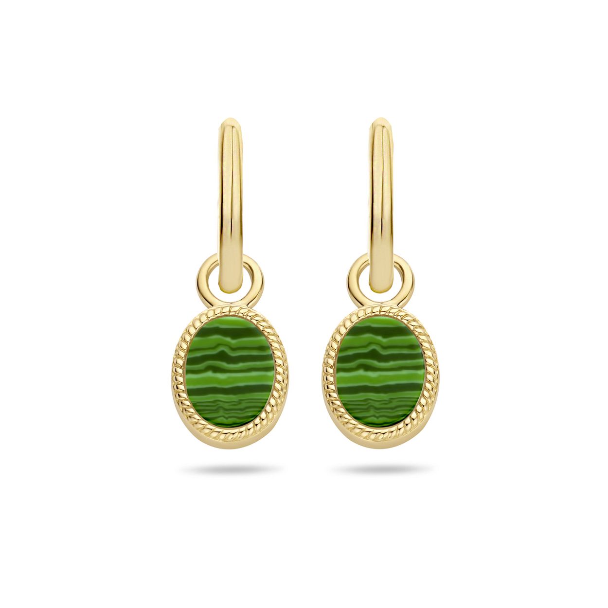 Blush Jewels worden met zorg, liefde en oog voor detail gemaakt van 14 karaat goud.
Een ovale groene Malachite steen vormt de basis van deze Blush oorbedels 9078YMA. De ovale steen wordt omringd door een geelgoud touwmotief. De bedels zijn uitgevoerd in 14 karaats geelgoud. Ze passen bij iedere outfit en maken jouw eigen oorbellen nog persoonlijker. De plaatjes hebben een diameter van ? millimeter. Deze eyecathers zijn geschikt voor creolen met een buis dikte tot 1,8 millimeter {7232YGO en combineren goed met de ring {1214YMA}. Een goed gekozen Blush juweel zorgt altijd voor een glimlach en het heerlijke gevoel geliefd te zijn. From the heart and made to last, het perfecte cadeau. Blush Jewels worden geleverd in een Blush cadeauverpakking. 
Let your heart glow - Wear your Blush