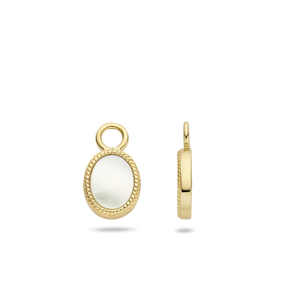 Stylish en speels zijn deze 14k geelgouden oorbedels met parelmoer en een sierrand met kabelmotief. De oorbedels zijn 10,1 mm lang en 5,6 mm breed en het oogje van 1,9 mm schuif je zo om een van de vele oorringen uit onze collectie.