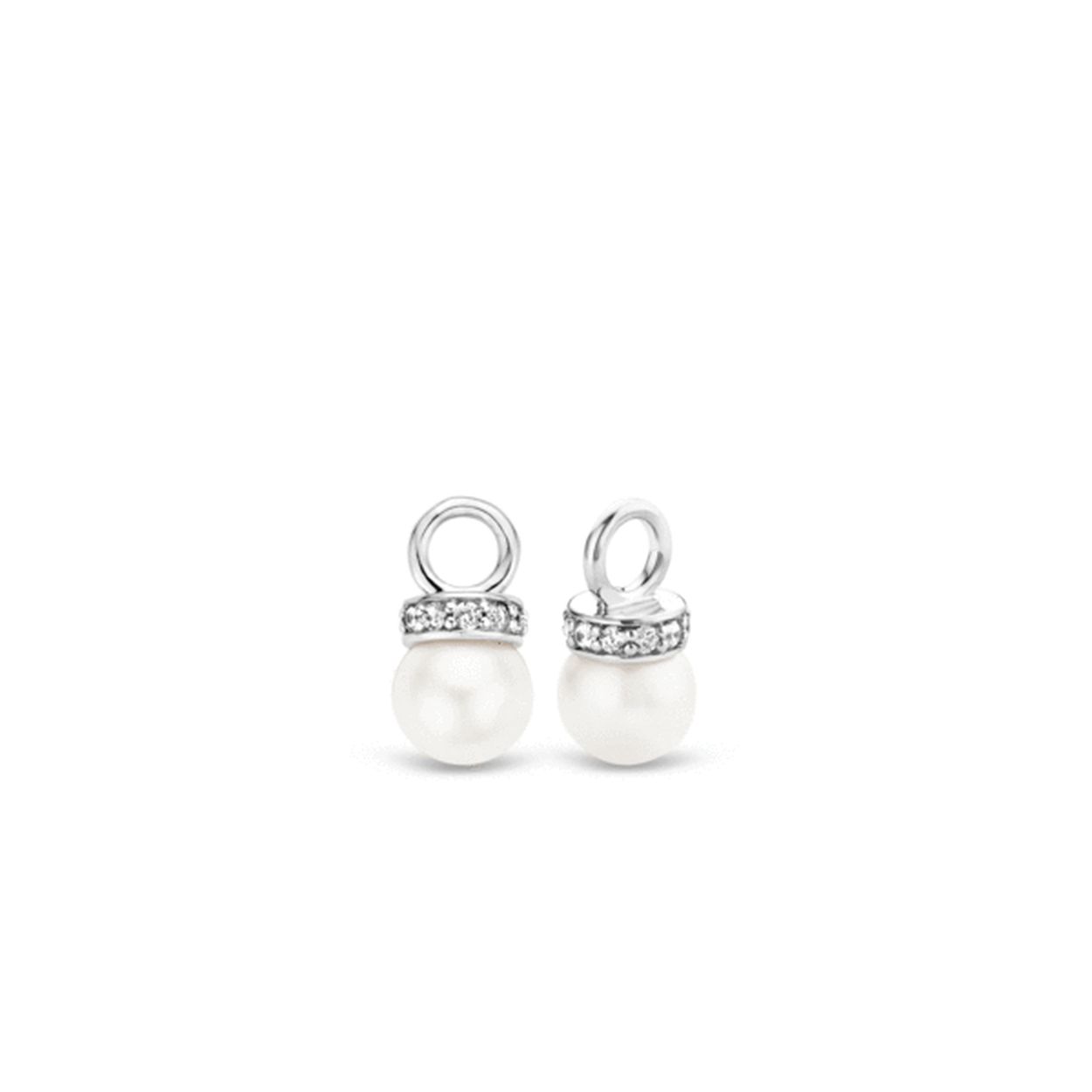 In deze stijlvolle TI SENTO - Milano oorbedels komen eenvoud en schittering samen. De oorbellen zijn gezet met een witte parel met een doorsnede van 8 mm. Voor extra schittering is de parel geplaatst in een zirkonia gezet omhulsel. Het sieraad is gemaakt van gerhodineerd sterling zilver. De toegevoegde rhodiumlaag over het zilver zorgt voor extra glans en een langere levensduur van het sieraad.