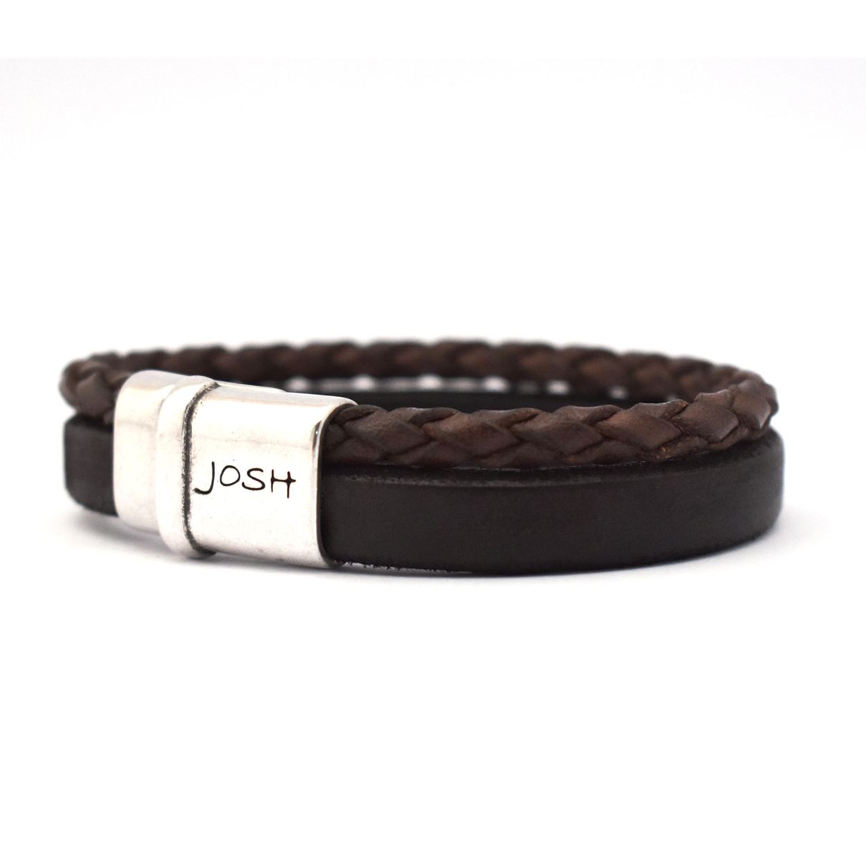 Dit is een prachtige Josh herenarmband gemaakt van metaal en leer. De kleuren van deze armband zijn zilver en bruin. De maat van dit sieraad is L (22.5mm).
