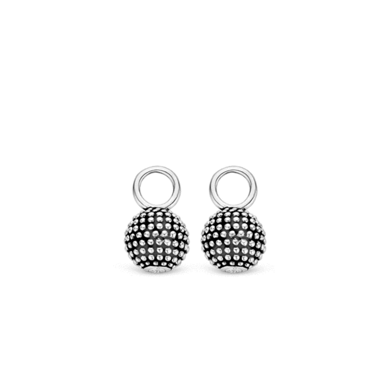 Perfect passend bij de ontwerpen van TI SENTO - Milano zijn deze elegante oorbedels uitgevoerd in gerhodineerd sterling zilver en zwarte oxidatie. De kleine bolletjes zilver zijn stuk voor stuk gepolijst. Aan de onderkant van de oorbedels is het monogram van TI SENTO toegevoegd. Met het TI SENTO Mix & Match concept kunnen allerlei andere sieraden in dezelfde stijl worden verkregen.