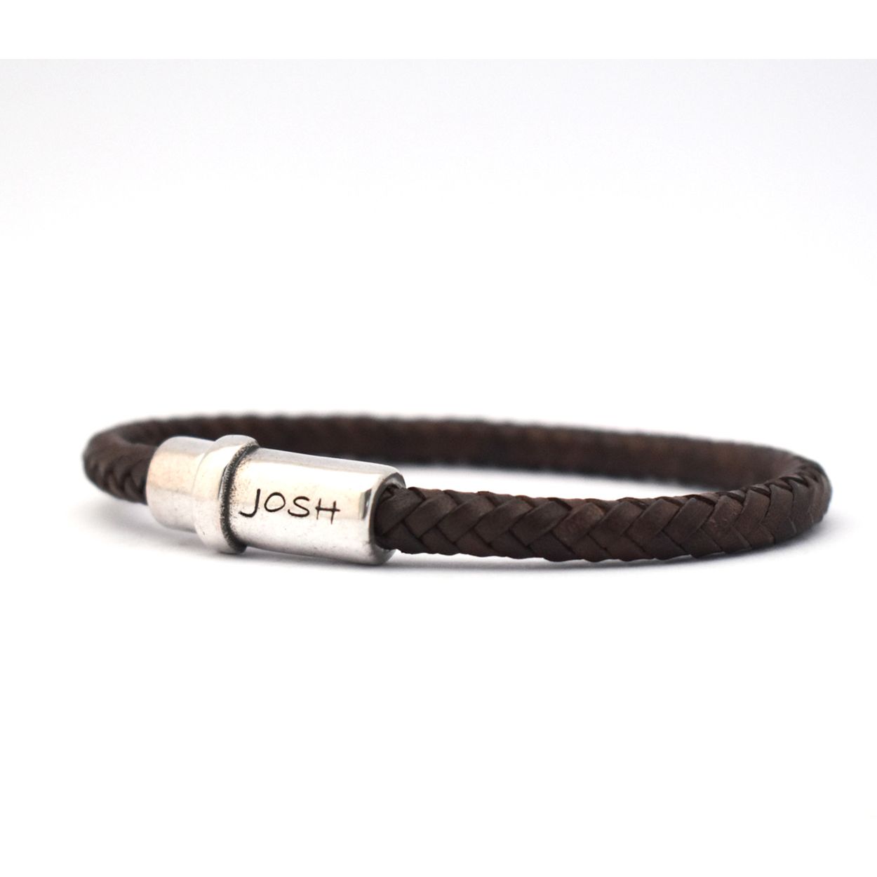 Dit is een prachtige Josh herenarmband gemaakt van metaal en leer. De kleuren van deze armband zijn zilver en bruin. De maat van dit sieraad is L (225mm).