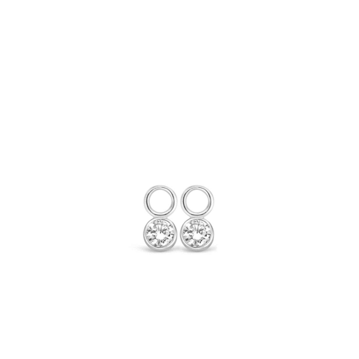 De witte zirkonia's die in deze set TI SENTO - Milano oorbedels zijn verwerkt zijn geslepen in een ronde vorm. De bezel zetting rond de zirkonia's van gerhodineerd sterling zilver zorgt voor een simpele doch elegante look. Draag deze oorbedels met TI SENTO creolen voor een trendy combinatie.