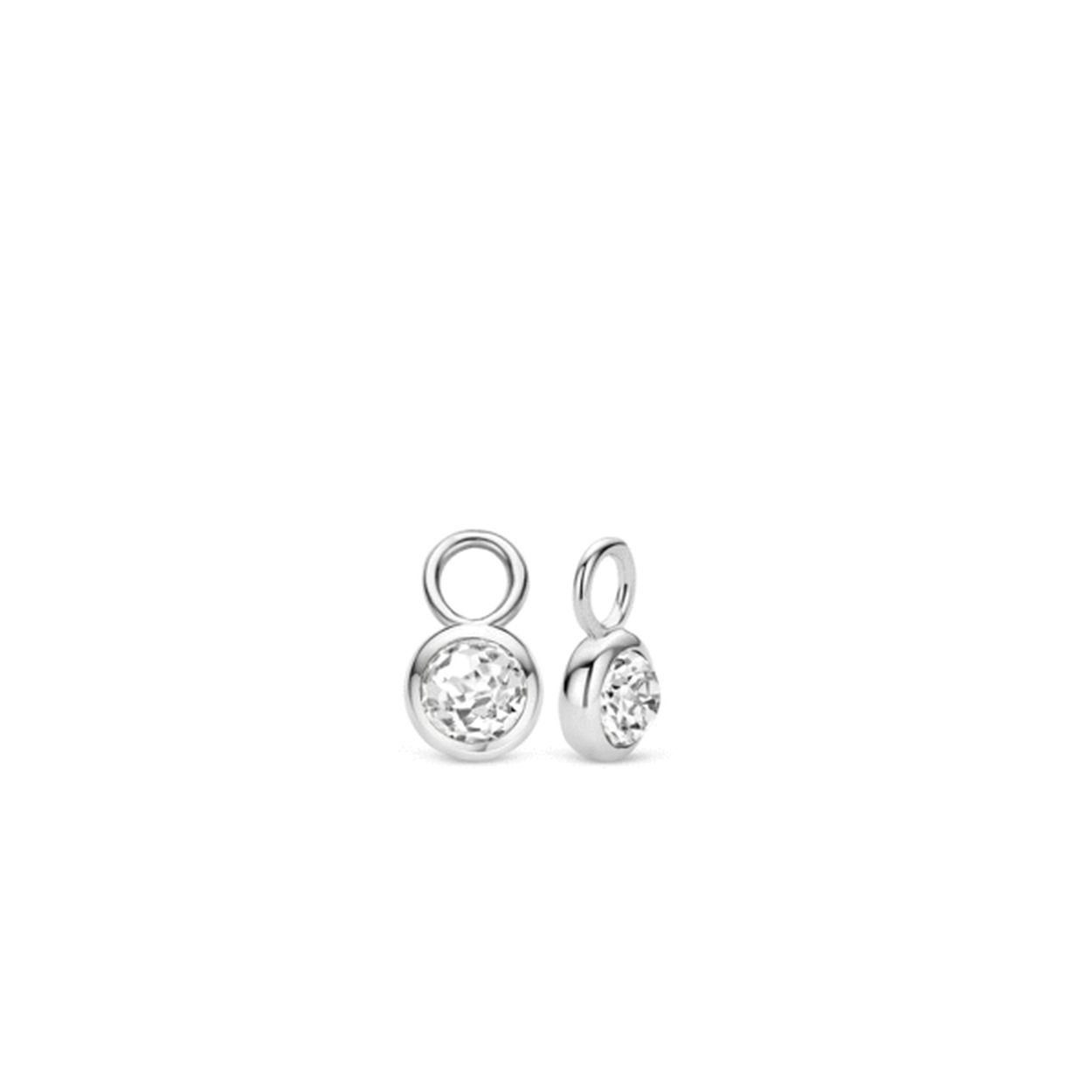 De zirkonias die in deze set TI SENTO oorbedels zijn verwerkt, zijn geslepen in een ronde vorm. De bezel zetting rond de zirkonia's van gerhodineerd sterling zilver zorgt voor een simpele doch elegante look.
