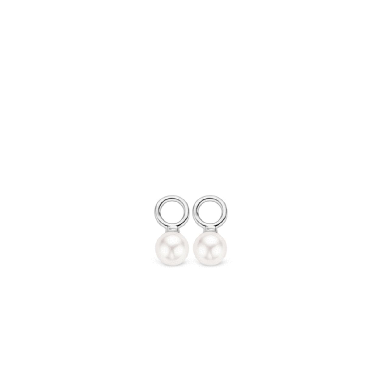 Deze fijne TI SENTO - Milano oorbedels bestaan uit kleine witte Swarovski parels met een diameter van 6mm. Door de fijne parels kunnen de oorbedels zowel enkel als in combinatie met crystal oorbedels gedragen worden.

TI SENTO - Milano sieraden worden altijd geleverd in een luxe verpakking. Hierin kun je jouw favoriete sieraad goed bewaren wanneer je het even niet draagt.