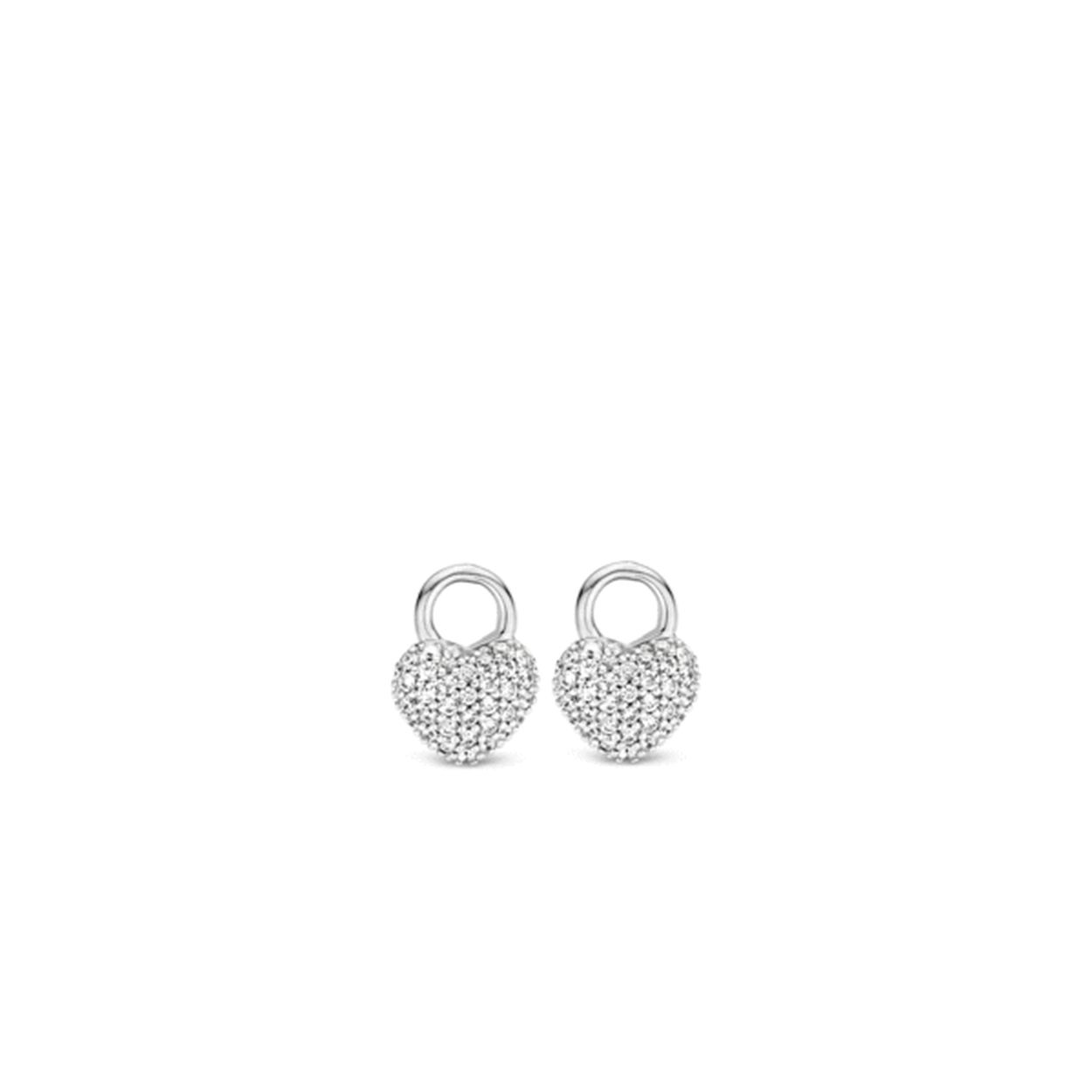 Deze TI SENTO - Milano oorbedels geven iedere oorbel een romantische uitstraling door de hartvorm. De hartjes zijn ieder met de hand pavé gezet met zirconia's wat een schitterend oppervlak geeft. De oorbedels kunnen goed alleen gedragen worden aan zilveren TI SENTO creolen maar kunnen ook gecombineerd worden met een crystal oorbedel.

TI SENTO - Milano sieraden worden altijd geleverd in een luxe verpakking. Hierin kun je jouw favoriete sieraad goed bewaren wanneer je het even niet draagt.