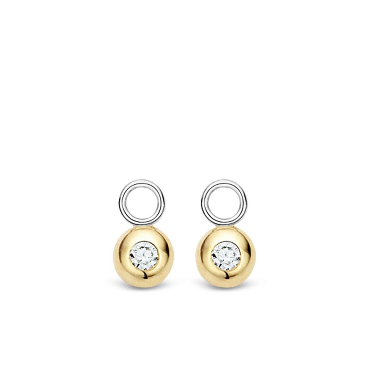 Met de bolvormige look geven de designers de klassieke TI SENTO - Milano oorbedel een nieuwe look. De hand gezette zirconia is omhuld in geelgoudkleurig zilver. Deze fijne oorbedels zijn leuk gecombineerd met een fijne creool wanneer je gaat voor de minimalistische look of perfect te combineren met meerdere oorbedels wanneer je meer een statement wilt maken. Het sieraad is met veel zorg hand gemaakt volgens de goudsmid standaard. Het 925 sterling zilver is voorzien van een rhodium laag wat zorgt voor bescherming en extra glans.