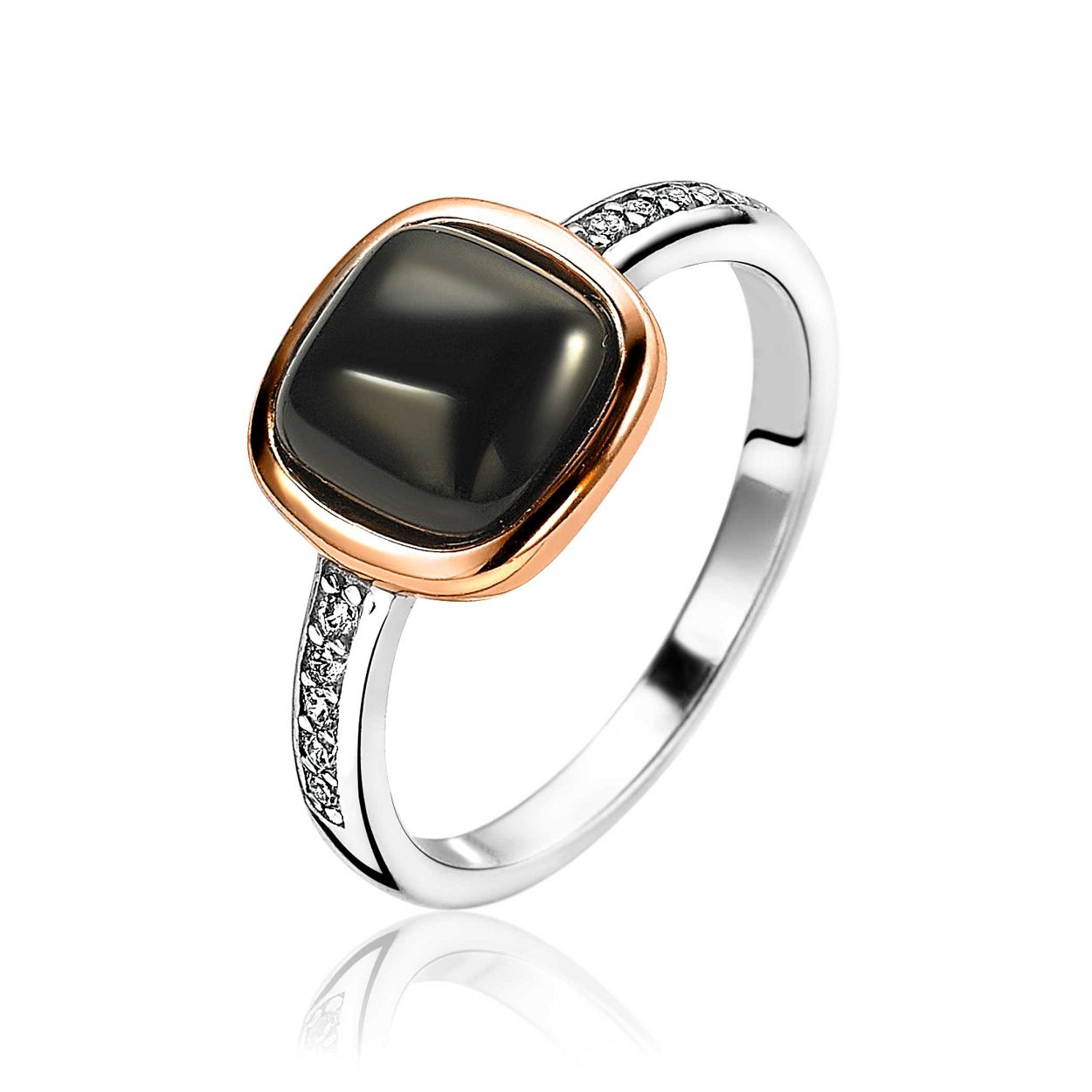 ZINZI zilveren ring met een rosé vergulde vierkante zetting met een mooie zwarte kleursteen. Aan beide zijden van de zetting is de ring bezet met witte zirconia's. De kleurencombinatie van zilver met rosé verguld en de modieuze zwarte kleursteen, maakt dit een fonkelend model! Vervaardigd van eerste gehalte zilver (925) en extra rosé verguld.