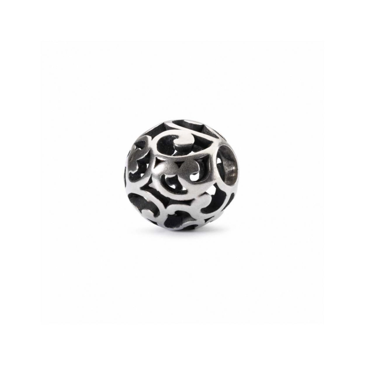 Zilveren bead van het merk Trollbeads: Bries der Verandering. Een originele bead met een Arabesk oppervlak. Volg de frisse wind en laat je meevoeren naar nieuwe uitdagingen is de boodschap van deze bead. Meerdere beads zijn aan een armband of collier te dragen. Combineer meerdere beads met elkaar voor een speciaal en bijzonder effect.