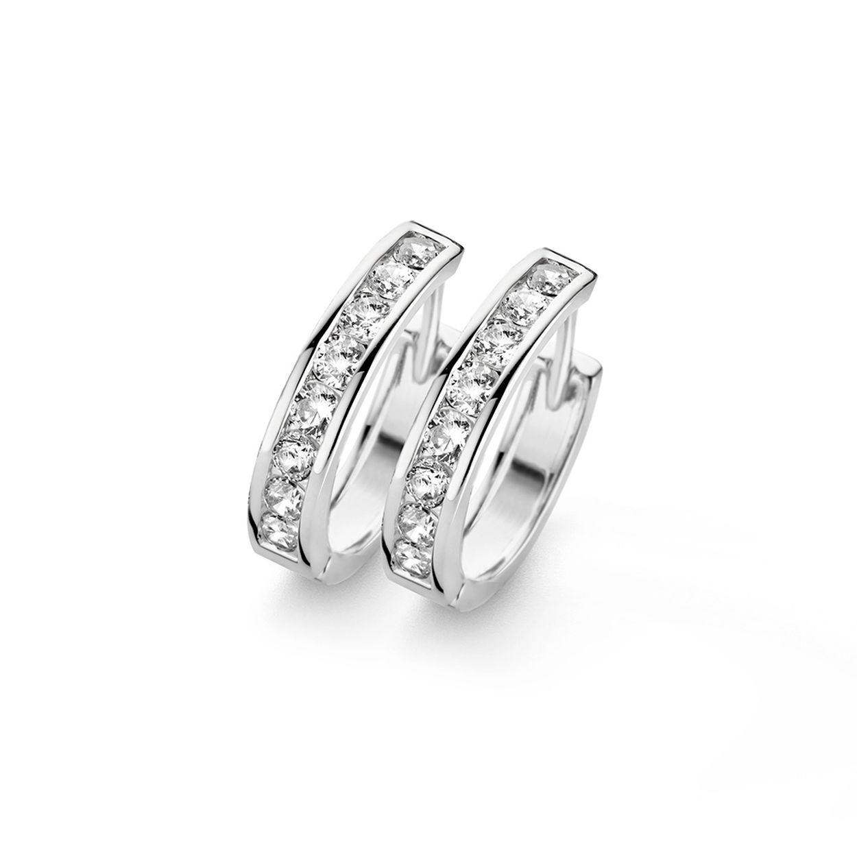 Mooie zilveren oorringen met zirkonia van New Bling. Deze oorringen hebben briljant geslepen zirkonia. Gemaakt van echt zilver (925) en glanzend afgewerkt. Voorzien van een kliksluiting. Verkrijgbaar in verschillende grootte en kleuren. Match bijpassende New Bling sieraden voor de complete look! Alle New Bling sieraden zijn gerhodineerd voor meer glans en kwaliteit.