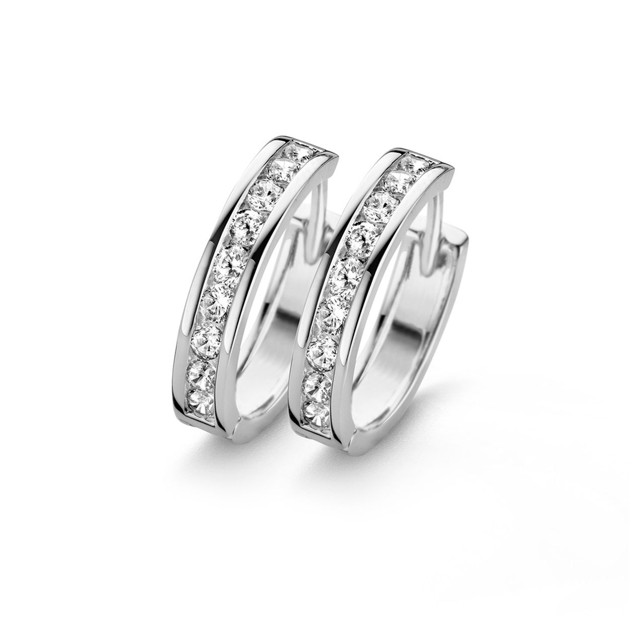 Deze zilveren klapcreolen met zirkonia's hebben de volgende afmetingen: 4mm breed, 18 mm doorsnede. 