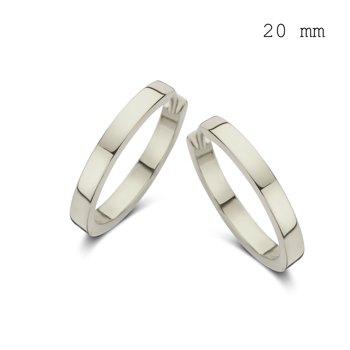 Mooi zilveren creolen N3W67 uit de Naiomy Silver collectie. Gemaakt van 925 sterling zilver, zijn deze nikkelvrije oorbellen ideaal voor een gevoelige huid. Met een doorsnede van 20mm en een gewicht van 5,1g zijn ze perfect voor dagelijks gebruik of speciale gelegenheden. Draag ze met opgeheven haar om hun schittering optimaal te laten zien.