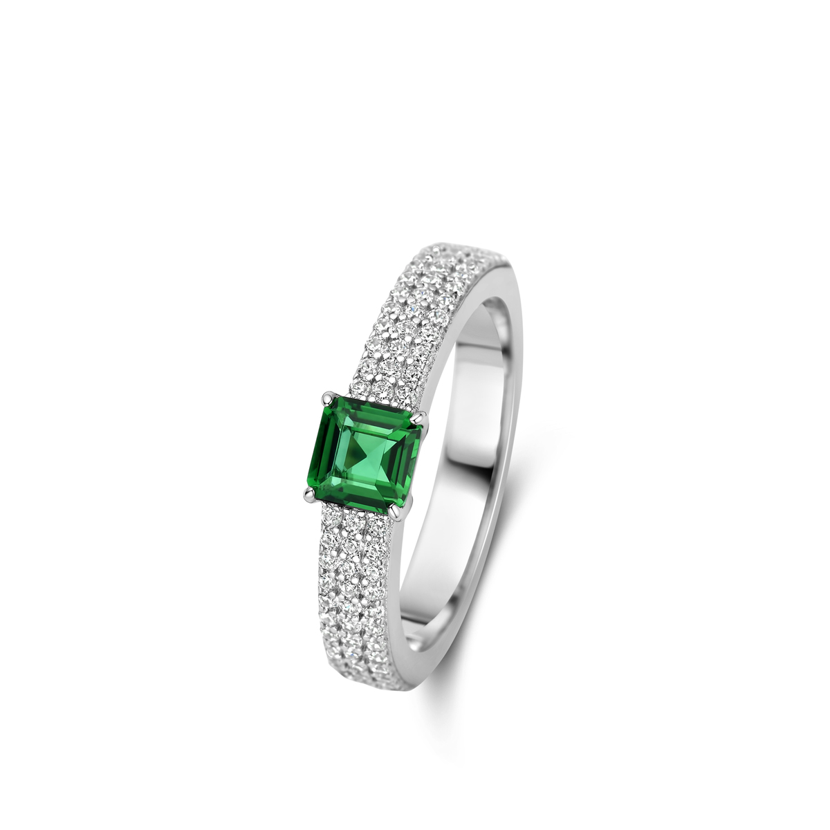 Deze prachtige ring van Naiomy is gemaakt van zilver en is versierd met een groene hoofd steen en rondom schitterende zirkonia steentjes. Het ontwerp is elegant en tijdloos, perfect voor dagelijks gebruik of een speciale gelegenheid. De ring is subtiel en kan alleen gedragen worden voor een minimalistische look, of gestapeld met andere ringen voor een trendy uitstraling. Een must-have voor je sieradencollectie!