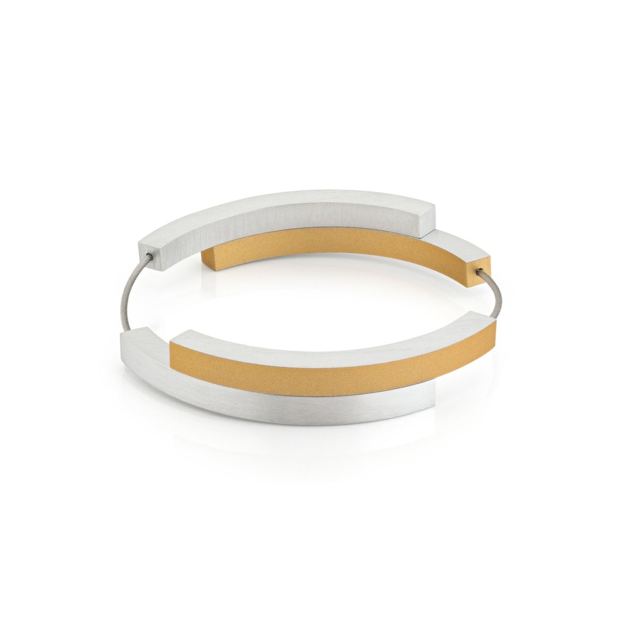 Eindeloos te combineren armbanden met uitwisselbare halve delen. Armband van bogen met een magnetische sluiting ertussen.

De armband wordt geopend door de twee bogen van elkaar te halen. Deze armband is ook verkrijgbaar in de kleuren zwart, rood, blauw, paars en oranje. Gemakkelijke Magnetische Sluiting
