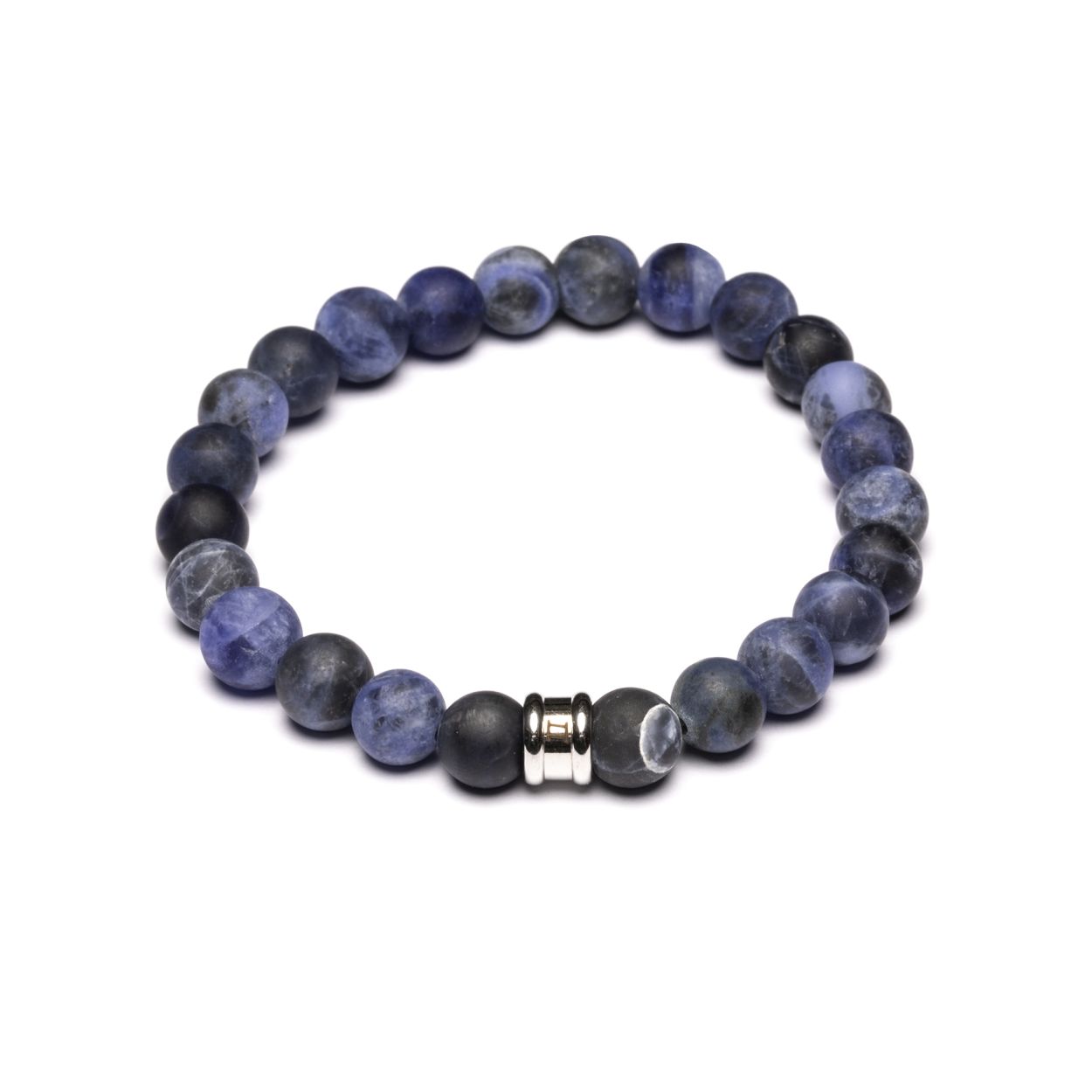 Dit is een Gemini Alpha Mat Blue mannenarmband. Deze heeft een matte sodalite steen. De Alpha Mat Blue armband is gemaakt van de natuursteen Sodaliet. Deze steen bestaat uit een vrij zeldzaam mineraal dat bekend staat om zijn blauwe tot violet-blauwe kleur. Soms wordt hij gekenmerkt door witte aders of vlekken die door de steen lopen. In de aanwezigheid van deze natuursteen wordt uw zelfvertrouwen gestimuleerd en uw gevoel van eigenwaarde verbeterd.
