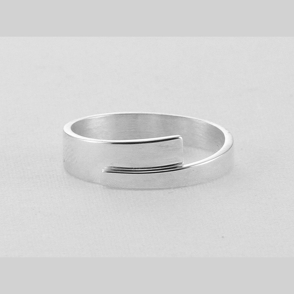 "Handgemaakt in Nederland."

Een sieraad van NOL is het product van aandacht, esthetiek, passie en vakmanschap. Van pure focus op vormen en lijnen die met even veel overtuiging ieder siert. NOL sieraden hebben een eigen schoonheid maar benadrukken met name ook de schoonheid en het karakter van degene die ze draagt. Ieder sieraad is uniek en wordt naar uw wensen en maten gesmeed. 