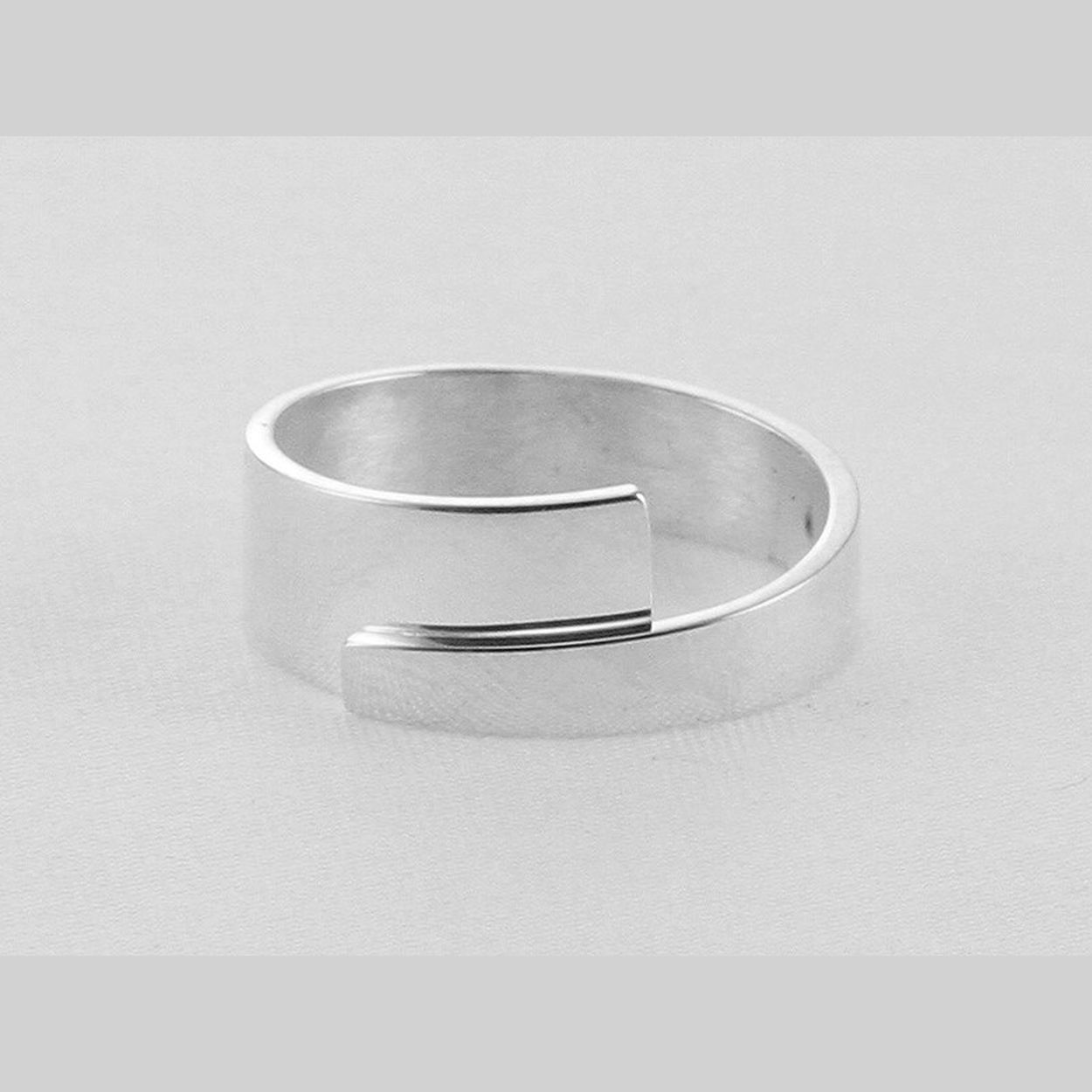 Nol sieraden worden handgemaakt, zijn mooi en tijdloos. Deze ring van NOL is van zilver. Bij NOL sieraden worden in eigen huis vervaardige ontwerpen met de hand gesmeden tot unieke sieraden. Vakmensen smeden in het atelier het zilver en goud, of combinaties hiervan met geduld en vakmanschap. U draagt met een sieraad van Nol altijd iets unieks.