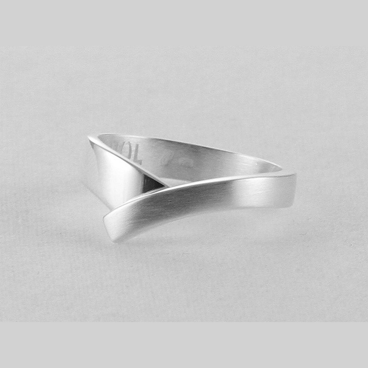 Nol sieraden worden handgemaakt, zijn mooi en tijdloos. Deze ring van Nol is van zilver. Bij Nol sieraden worden in eigen huis vervaardige ontwerpen met de hand gesmeden tot unieke sieraden. Vakmensen smeden in het atelier het zilver en goud, of combinaties hiervan met geduld en vakmanschap. U draagt met een sieraad van Nol altijd iets unieks.