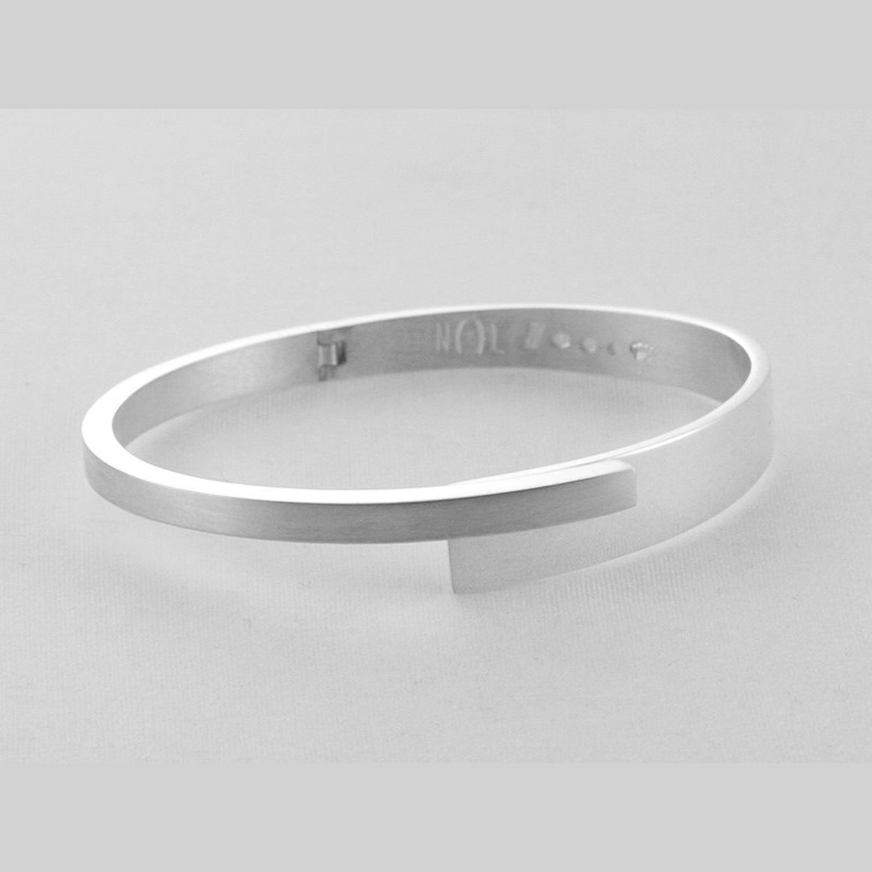 NOL  zilveren bangle armband AG02277.10. Boven kant is deze zilveren bangle armband gesatineerd/ schuurmat afgewerkt. Een NOL sieraad kan worden gemaakt  in ieder gewenst edelmetaal en met de afwerking die u wenst. Vraag naar de mogelijkheden bij ons.