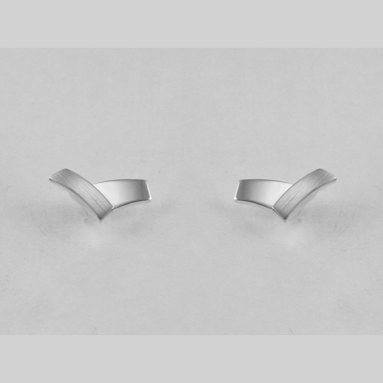 NOL zilver oorknoppen AG02829.4. Glans/mat. Voor aanpassingen/ maatwerk aan NOL sieraden staan wij als juwelier voor u klaar.