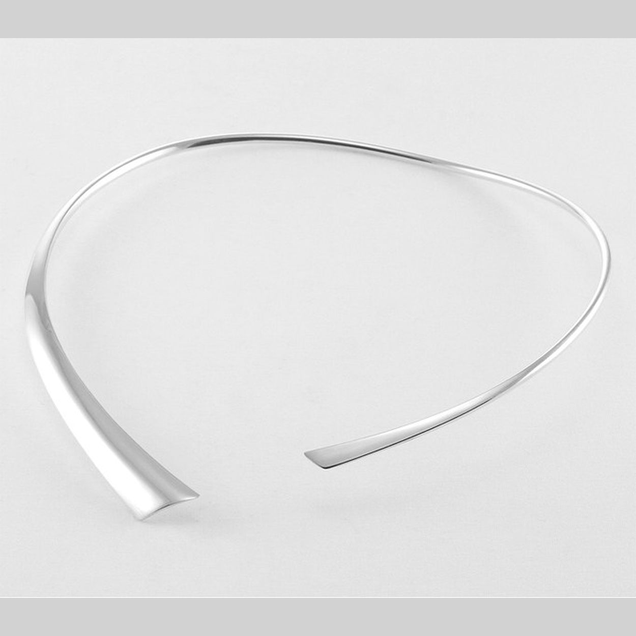 MODERNE SIERADEN MET EEN UNIEKE UITSTRALING
SIERADEN COLLECTIE VOOR IEDEREEN. MODERN, TIJDLOOS VAKMANSCHAP
NOL sieraden biedt u een doordachte collectie moderne spangen, armbanden, ringen, horloges, oorknoppen en broches. Uitgevoerd in zilver of goud of een combinatie daarvan. Laat u inspireren door deze collectie en weet dat er in aanvulling hierop ook altijd maatwerk mogelijk is. Want ieder sieraad wordt hier in Nederland exclusief voor u op maat vervaardigd.