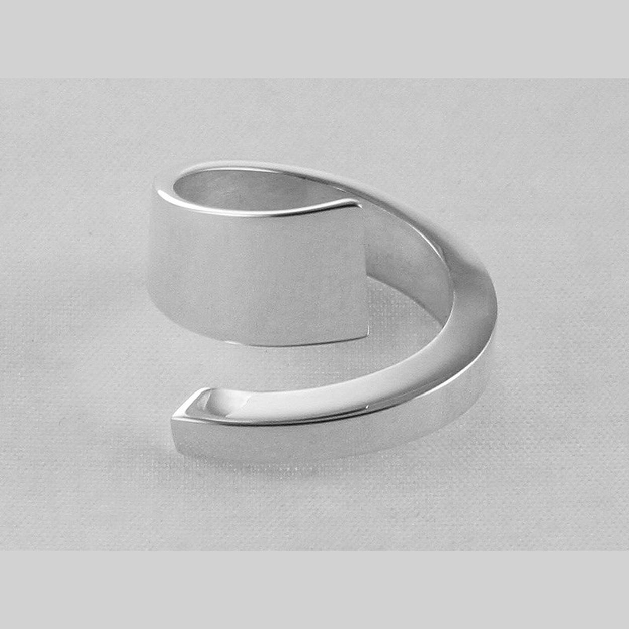 Deze prachtige NOL Ring AG08101.9 is gemaakt van hoogwaardig materiaal en heeft een opvallend design met subtiel ingelegde stenen. De ring is perfect om te dragen als statementstuk bij elke outfit. Draag hem solo voor een minimalistische look of combineer met andere ringen voor een trendy uitstraling. Een must-have voor elke sieradencollectie!