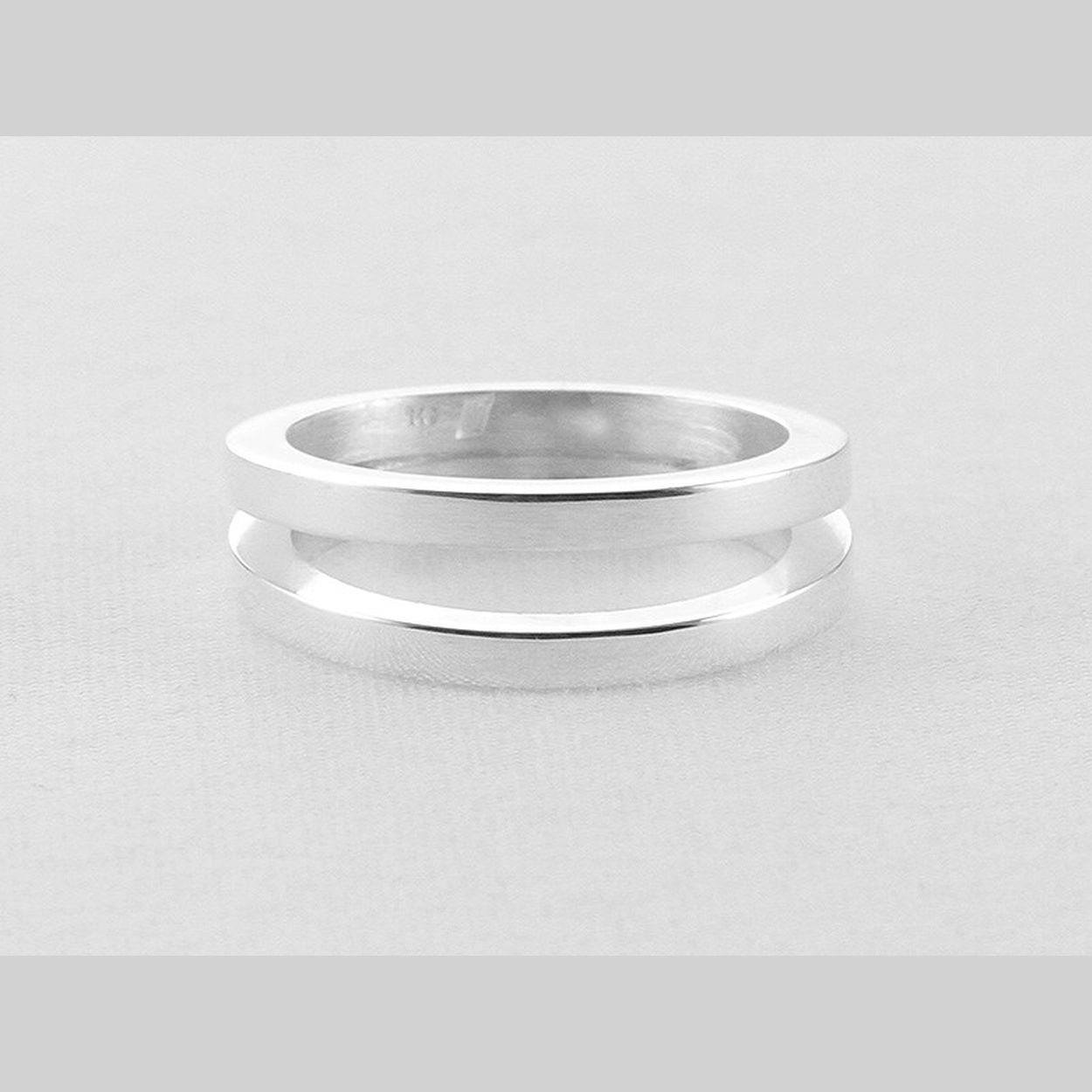 "Handgemaakt in Nederland."

Een sieraad van NOL is het product van aandacht, esthetiek, passie en vakmanschap. Van pure focus op vormen en lijnen die met even veel overtuiging ieder siert. NOL sieraden hebben een eigen schoonheid maar benadrukken met name ook de schoonheid en het karakter van degene die ze draagt. Ieder sieraad is uniek en wordt naar uw wensen en maten gesmeed.