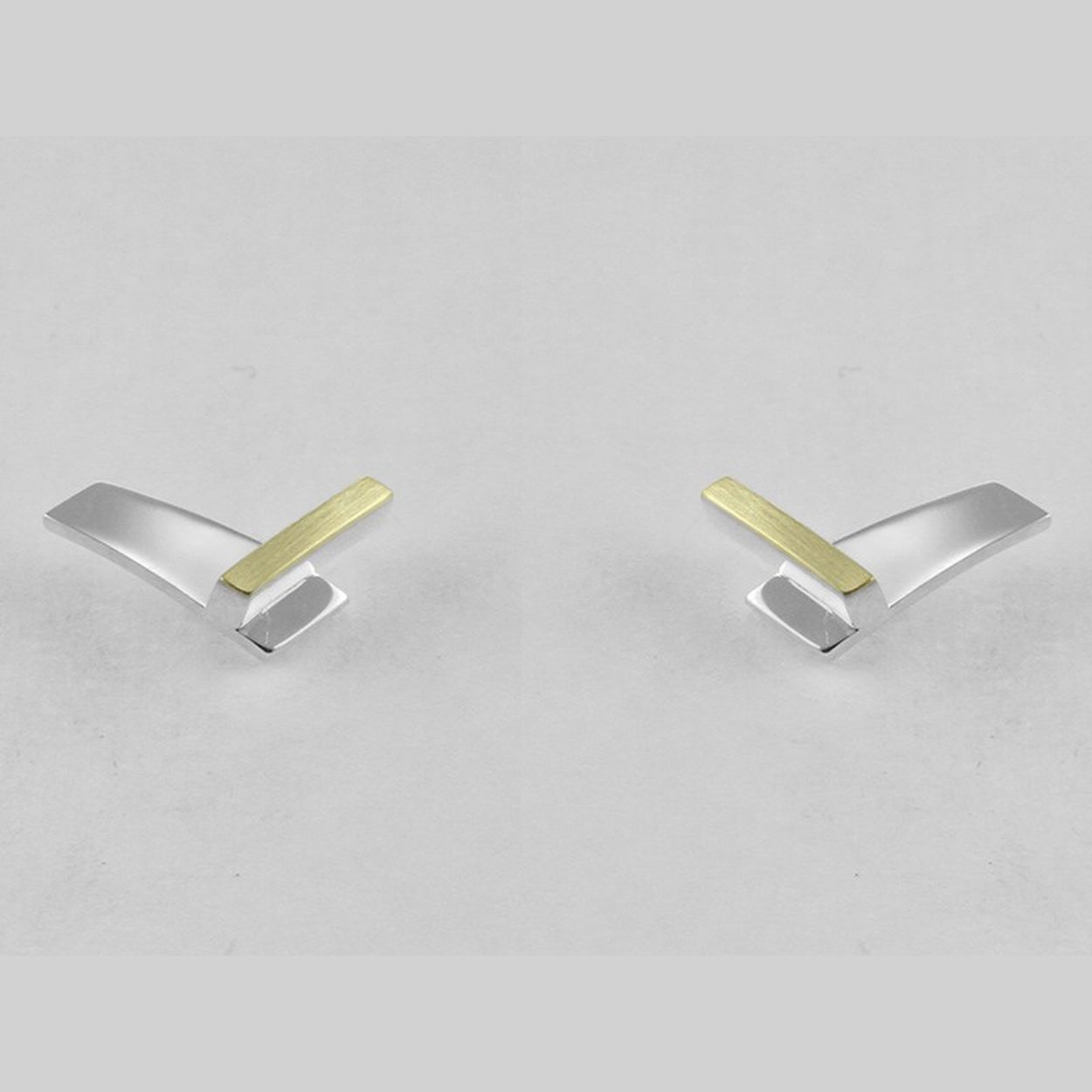 14 kt Geelgoud Oorknoppen V-model 