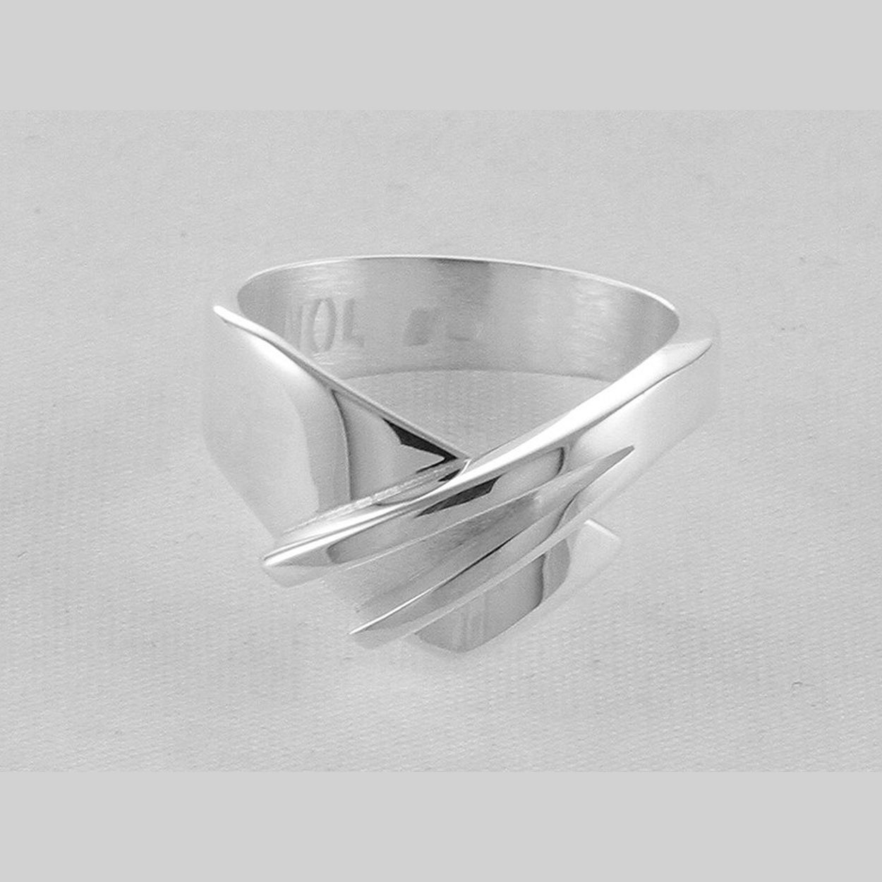 Een sieraad van NOL is het product van aandacht, esthetiek, passie en vakmanschap. Van pure focus op vormen en lijnen die met even veel overtuiging ieder siert. NOL sieraden hebben een eigen schoonheid maar benadrukken met name ook de schoonheid en het karakter van degene die ze draagt. Ieder sieraad is uniek en wordt naar uw wensen en maten gesmeed.

Bij NOL sieraden maken we wat mooi is nog mooier met Dutch design in zilver en goud voorzien van het meesterteken van Jean Jacques Smeijsters.