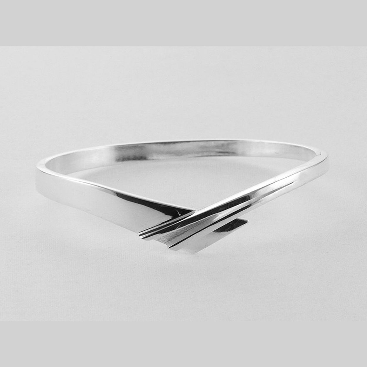 NOL sieraden biedt u een doordachte collectie moderne spangen, armbanden, ringen, horloges, oorknoppen en broches. Uitgevoerd in zilver of goud of een combinatie daarvan. Laat u inspireren door deze collectie en weet dat er in aanvulling hierop ook altijd maatwerk mogelijk is. Want ieder sieraad wordt hier in Nederland exclusief voor u op maat vervaardigd.