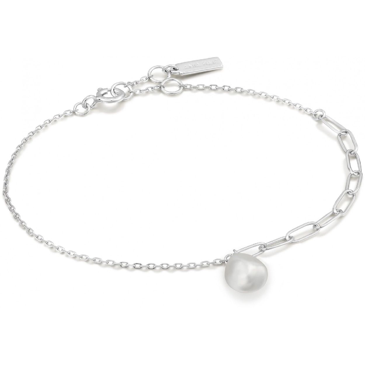 PEARL CHUNKY BRACELET 
De tijdloze parel krijgt een opleving dankzij Ania Haie. Niet meer perfect rond, maar juist de imperfecte vorm van de parels maakt deze collectie hip. Maak een modern statement met de Pearl armband! Deze armband is de perfect om te combineren met de andere armbanden van Ania Haie.

HET MERK
Ania Haie is een trendy london-based sieradenmerk. De sieraden zijn allemaal 925 zilver gerhodineerd of goldplated. De sieraden zijn perfect om te combineren, maar opvallend genoeg om op zichzelf te dragen. 

SPECIFICATIES
- Pearl Chunky Bracelet 
- Armband
- 925 zilver gerhodineerd
- Zoetwaterparel
- Veersluiting
- 16,5 - 18,5cm
- AH B019-02H