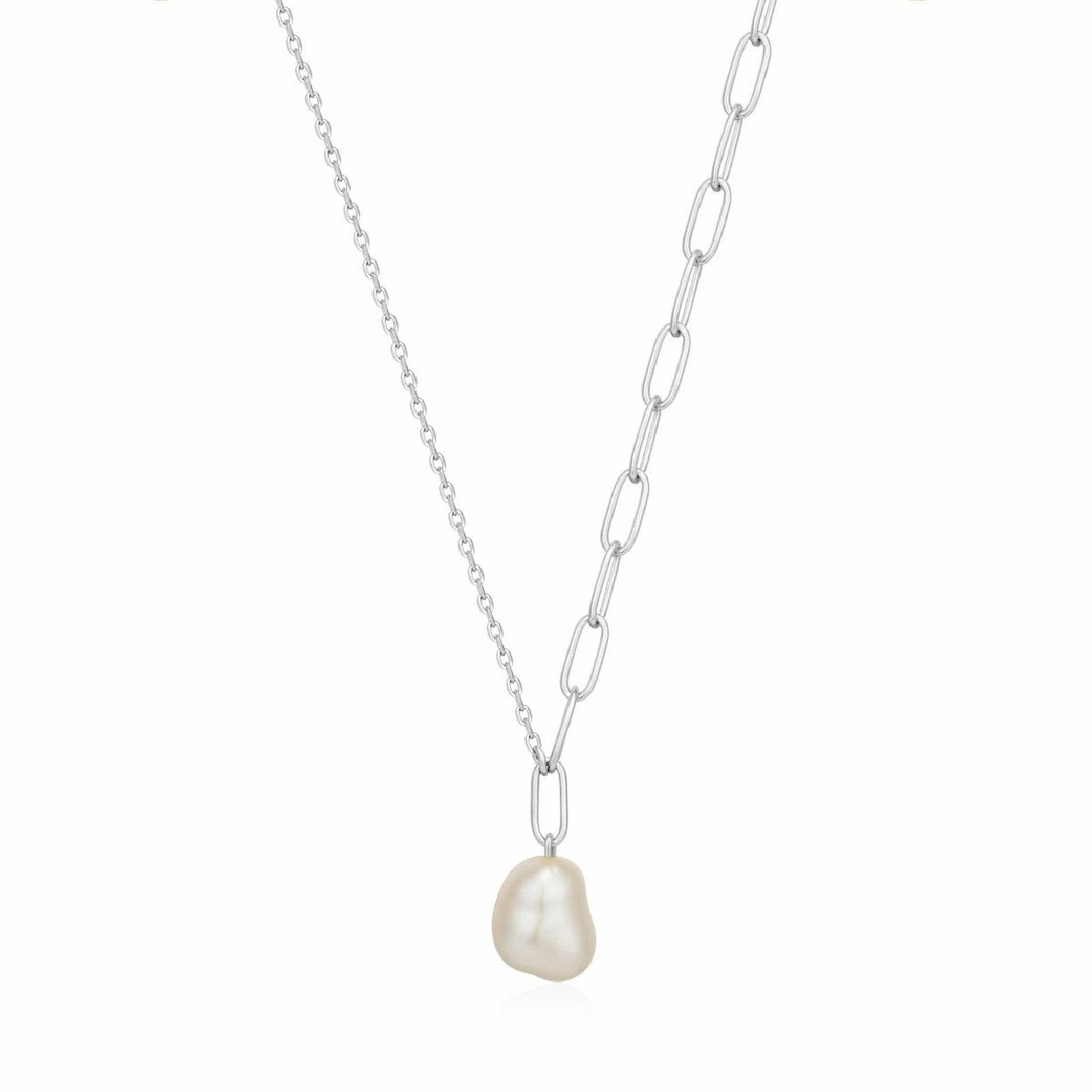 PEARL CHUNKY NECKLACE 
De tijdloze parel ketting krijgt een opleving dankzij Ania Haie. Niet meer perfect rond, maar juist de imperfecte vorm van de parels maakt deze collectie hip. Maak een modern statement met de Pearl Chunky ketting! Deze Pearl Chunky Ketting van Ania Haie is perfect om als eyecatcher te dragen en om te layeren met andere kettingen.

HET MERK
Ania Haie is een trendy london-based sieradenmerk. De sieraden zijn allemaal 925 zilver gerhodineerd of goldplated. De sieraden zijn perfect om te combineren, maar opvallend genoeg om op zichzelf te dragen. 

SPECIFICATIES
- Pearl Chunky Necklace 
- Ketting
- 925 zilver gerhodineerd
- Zoetwaterparel
- Veersluiting
- 45 - 50cm
- AH N019-03H
