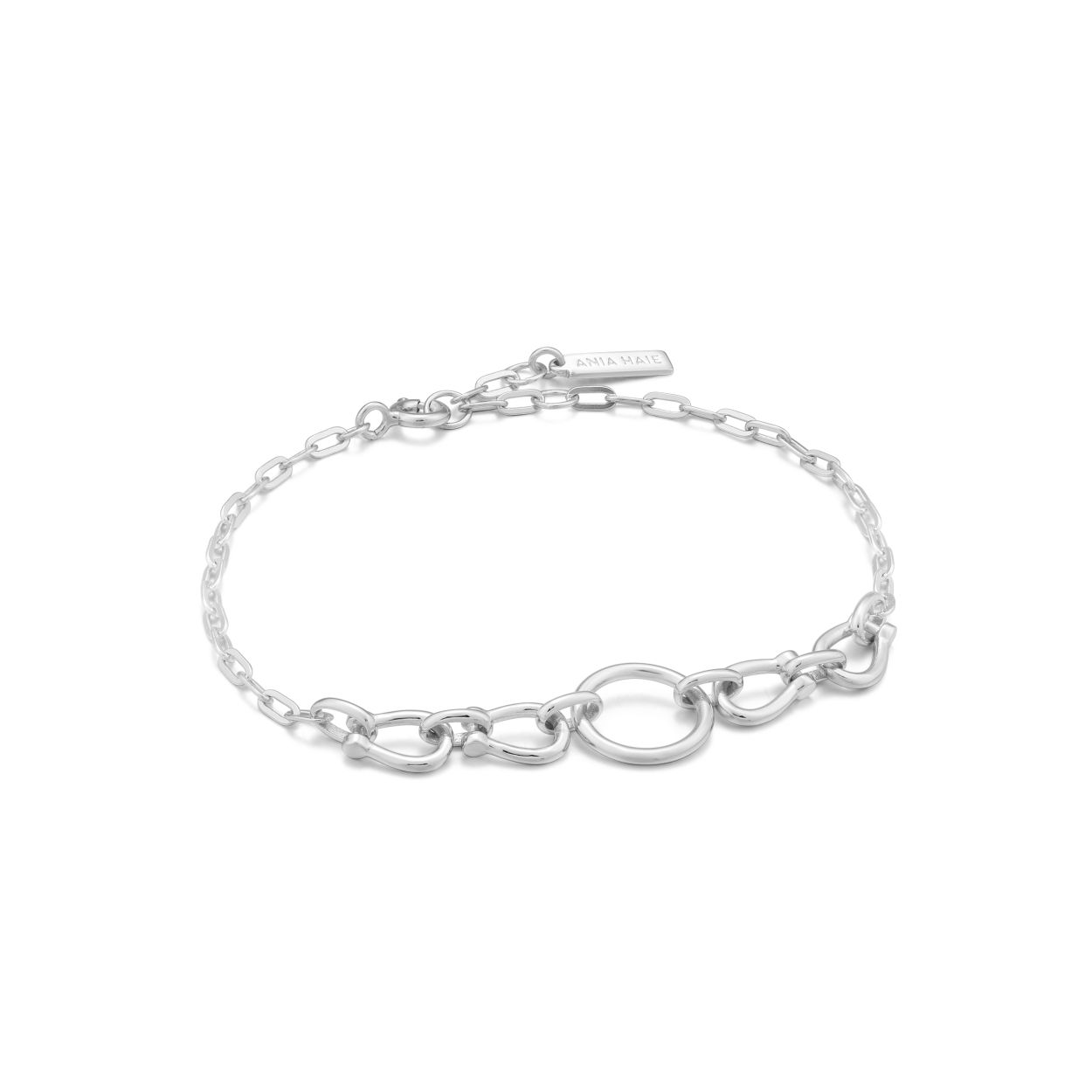 HORSESHOE LINK BRACELET 
Deze Ania Haie armband uit de serie Chain Reaction is 925 zilver gerhodineerd. De Chain Reaction serie bestaat uit verschillende items waarin de klassieke schakel een trendy rol speelt!

HET MERK
Ania Haie is een trendy london-based sieradenmerk. De sieraden zijn allemaal 925 zilver gerodineerd, 14kt gold plated of 14kt rosegold plated. De sieraden zijn perfect om te combineren, maar opvallend genoeg om op zichzelf te dragen. 

SPECIFICATIES
- Armband
- 925 zilver gerhodineerd
- 16,5 - 18,5cm